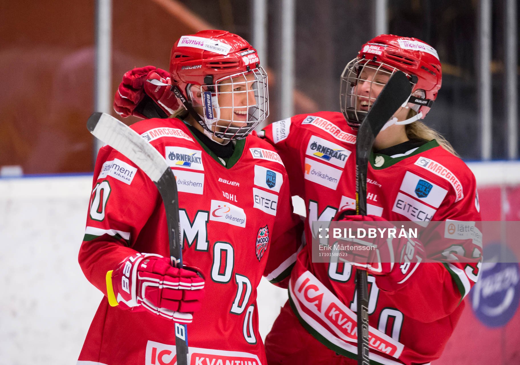 Modos Jenelle Kohanchuk och Olivia Carlsson jublar