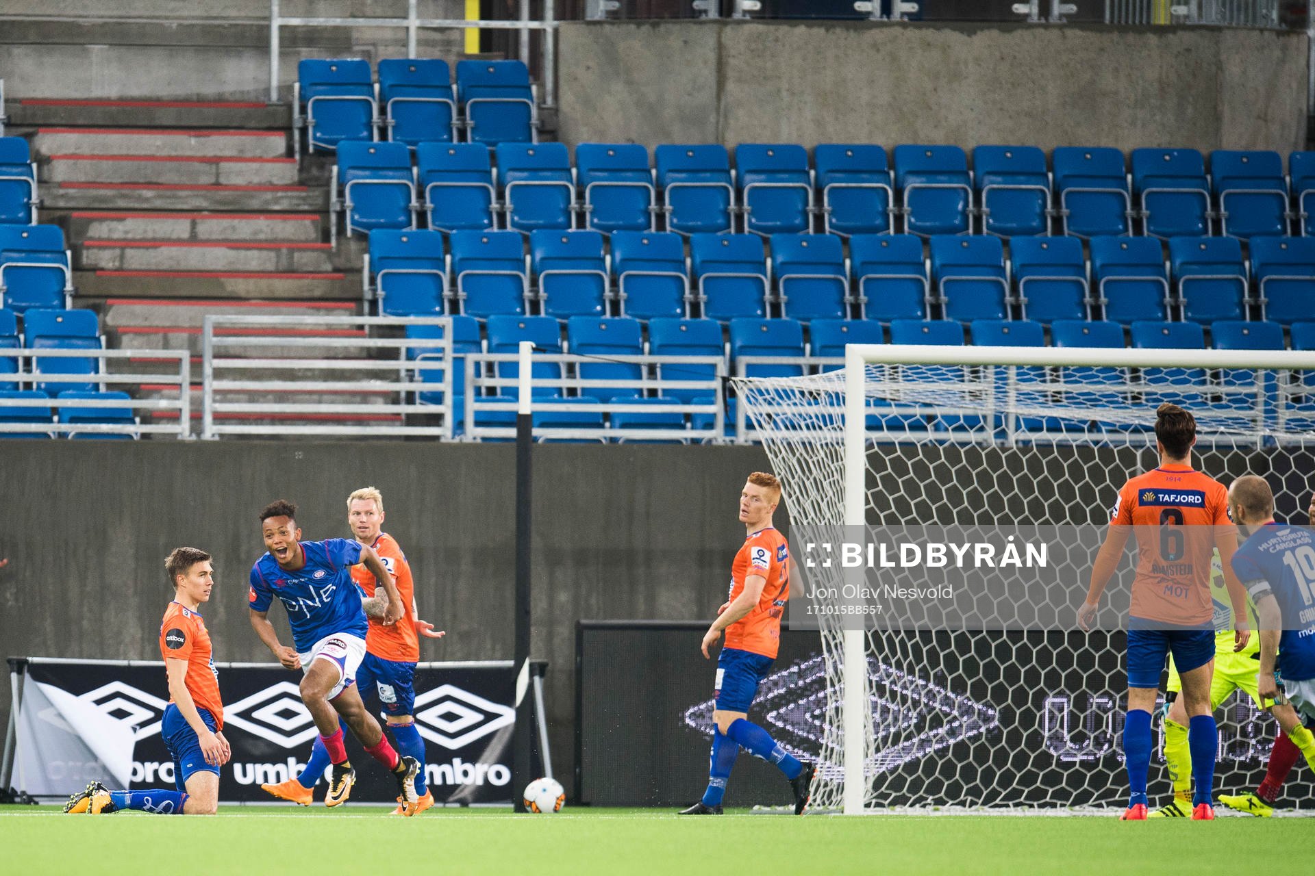 Chidera Ejuke of Vålerenga celebrates 2-0