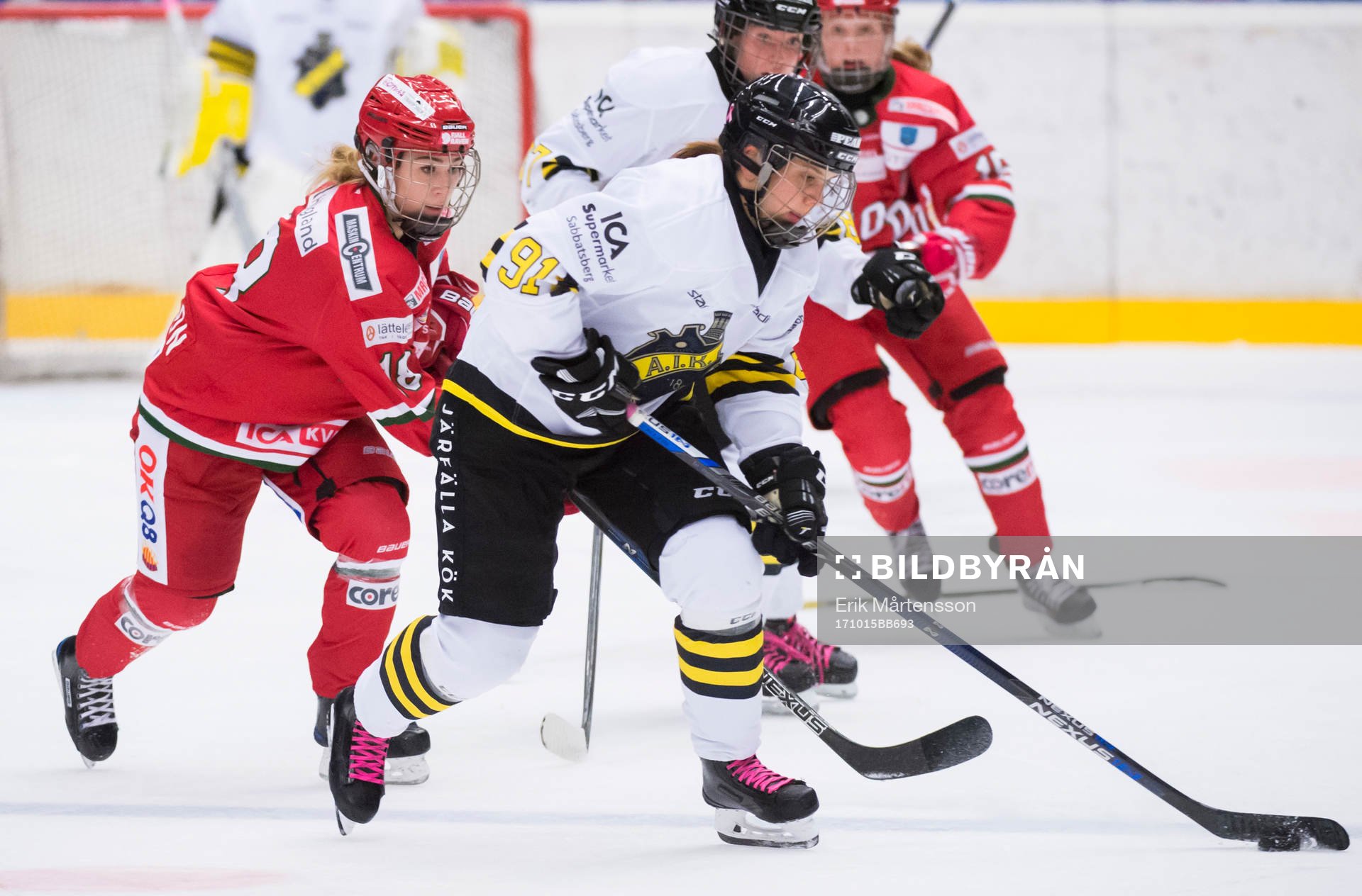 Modos Alice Östensson och AIKs Linnéa Bäckman i kamp om