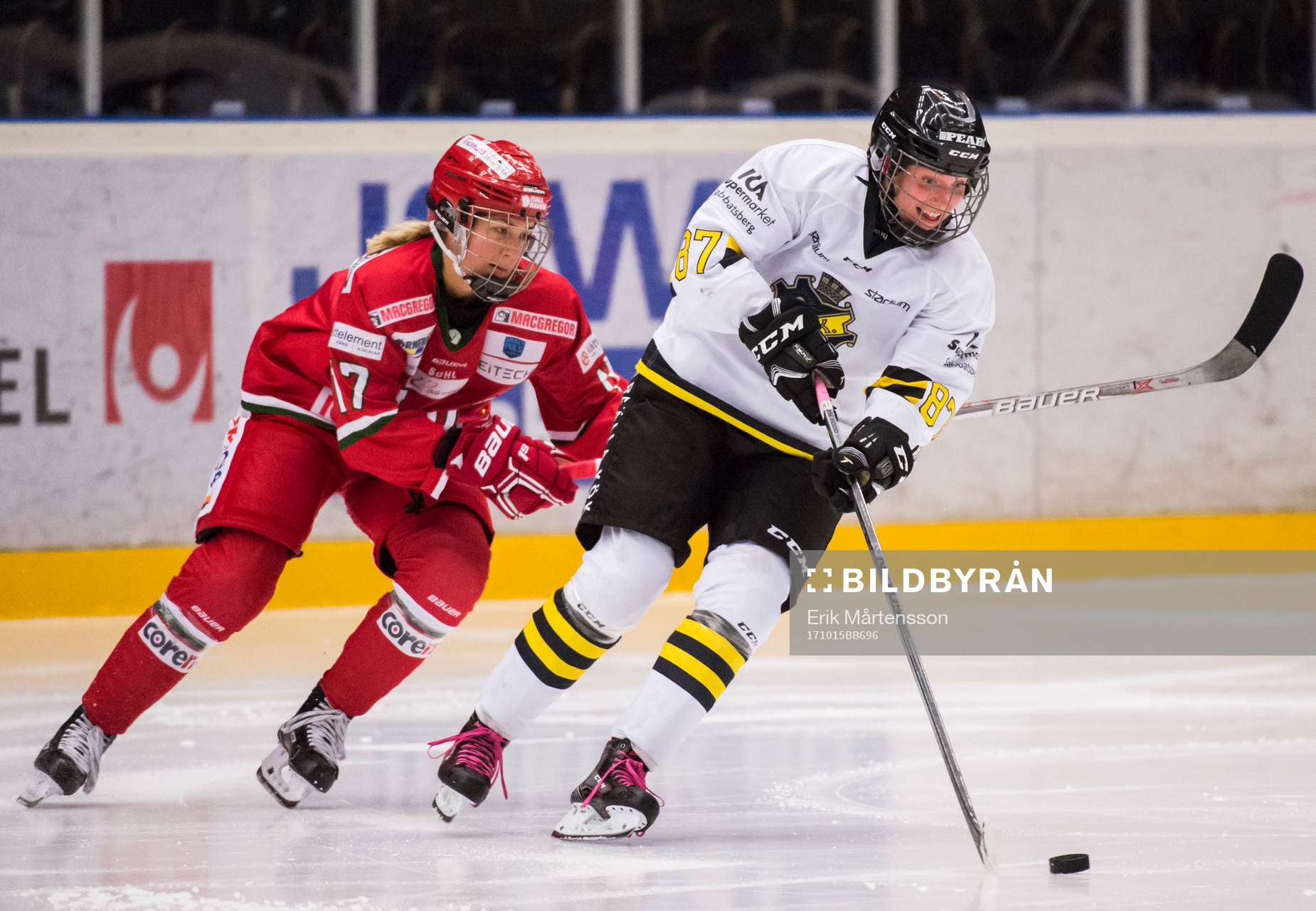 Modos Erika Grahm och AIKs Johanna Lagus i kamp om pucken