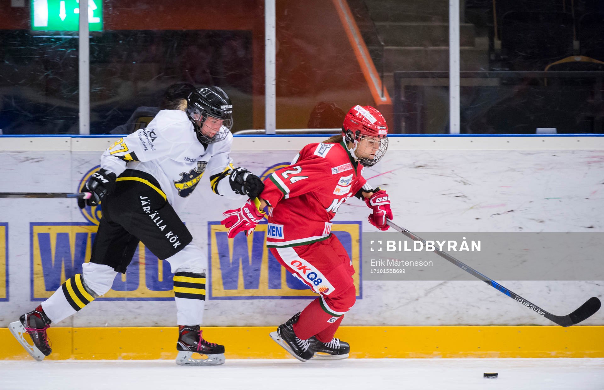 AIKs Johanna Lagus och Modos Michela Cava i kamp om pucken