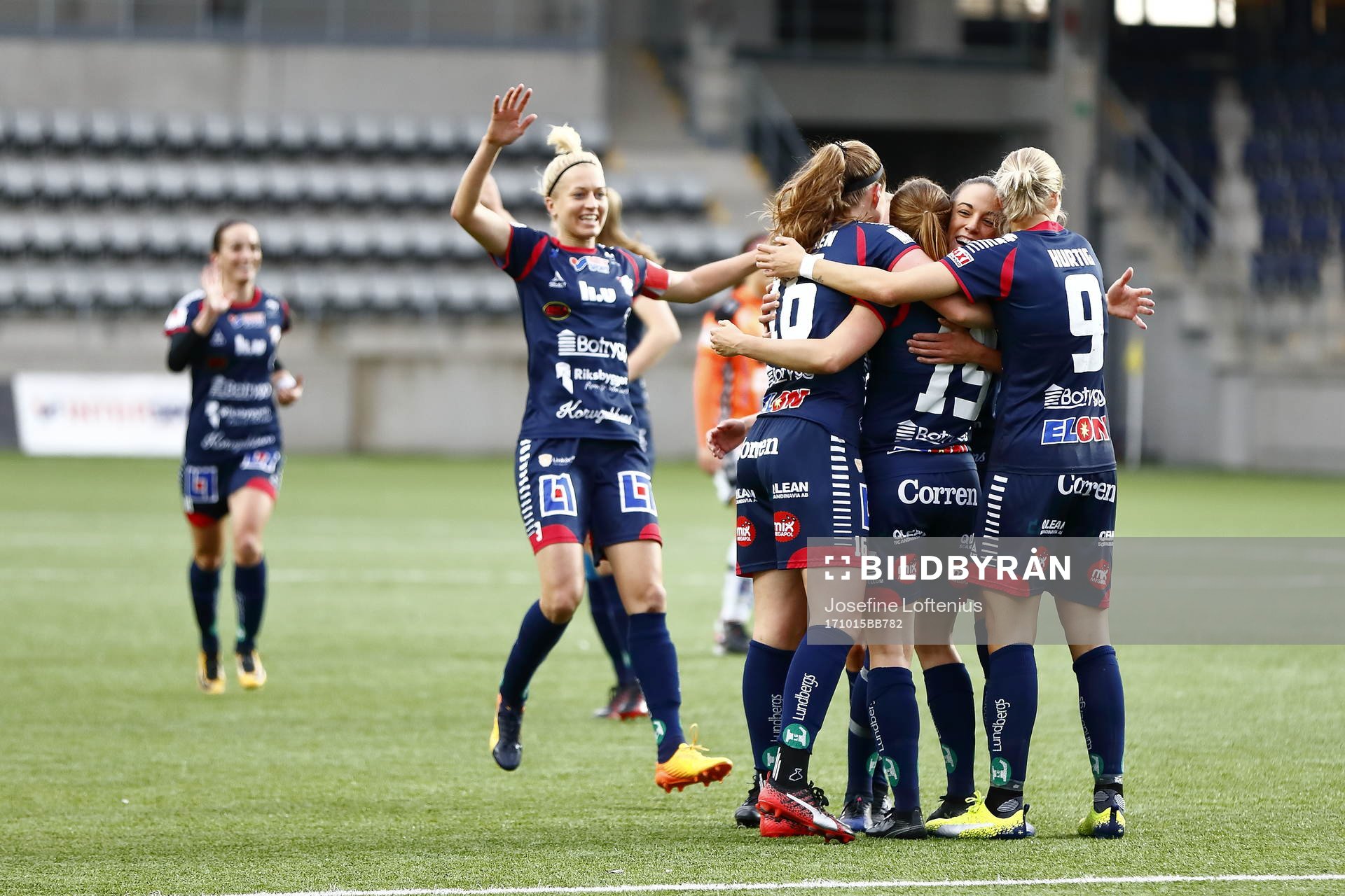 Linköpings Nicoline Sörensen och Lina Hurtig med flera kramar om Kristine Minde efter att hon gjort mål 1-0 under fotbollsmatchen i Damallsvenskan mellan Linköping och Kristianstad den 15 oktober 2017 i Linköping.