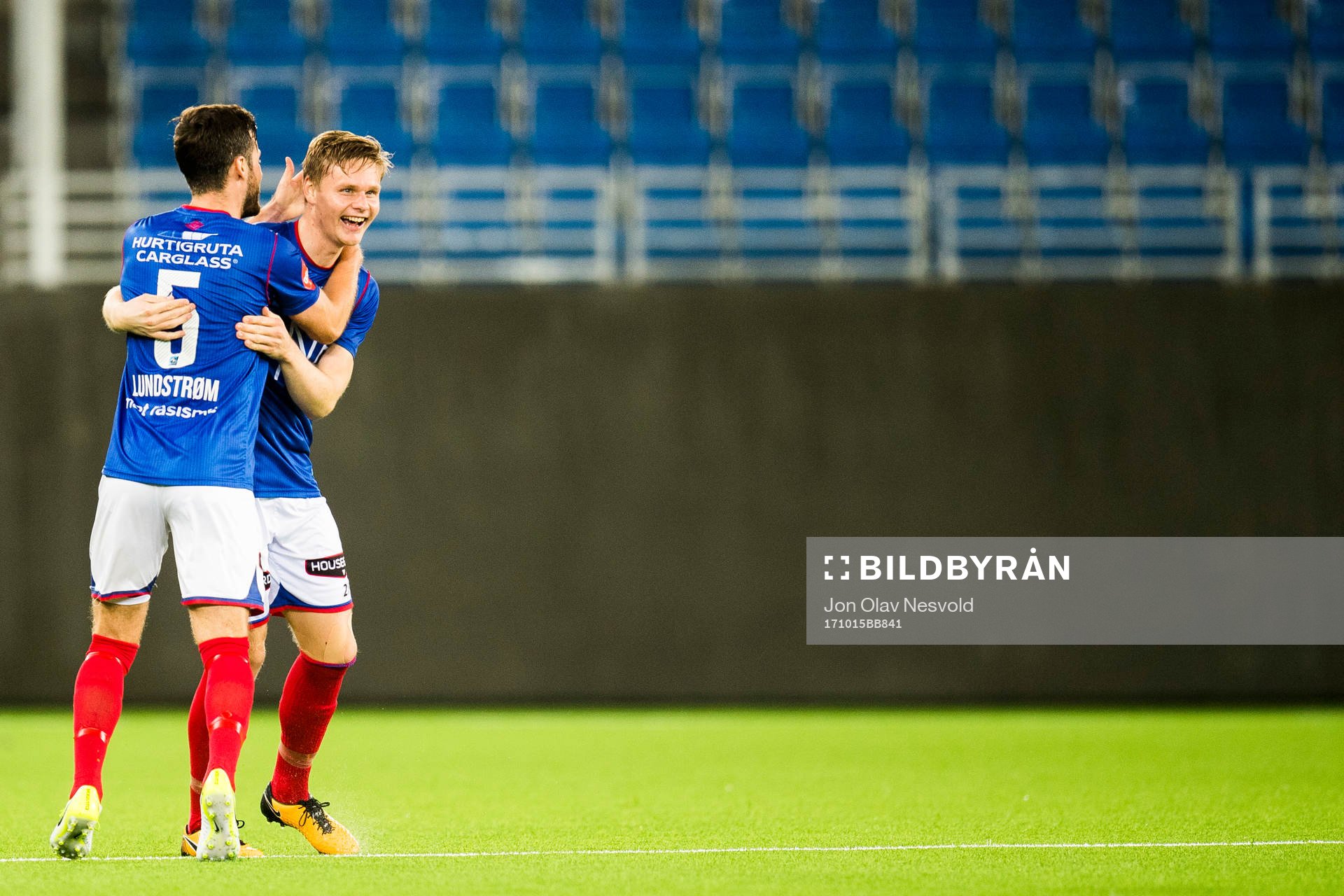 Robert Mikael Lundström and Simen Kristiansen Juklerød of Vålerenga celebrate 4-1 with his teammates during the Eliteserien match between Vålerenga and Aalesund on October 15, 2017 in Oslo.
