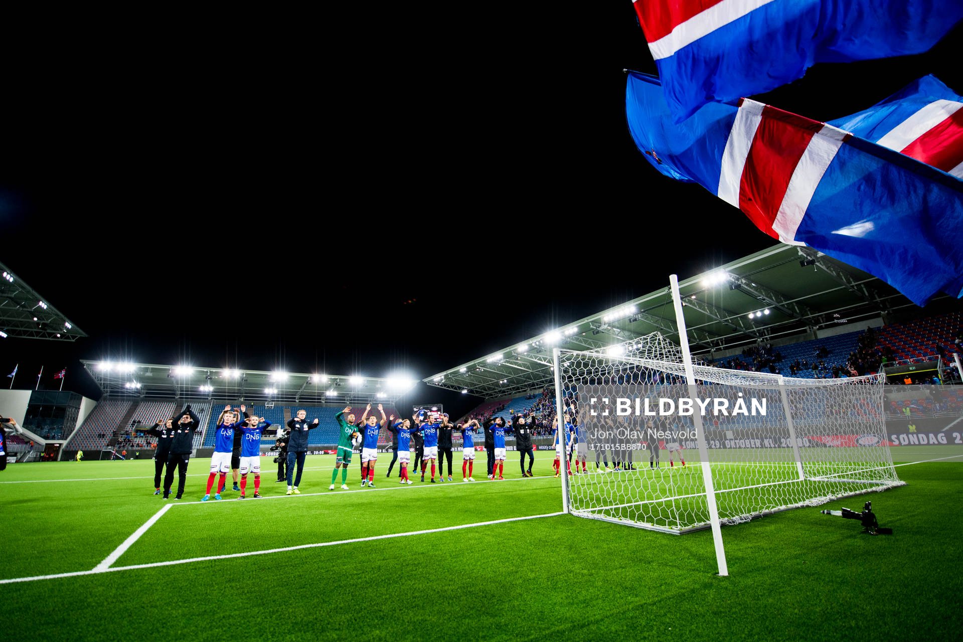 Players of Vålerenga celebrate victory