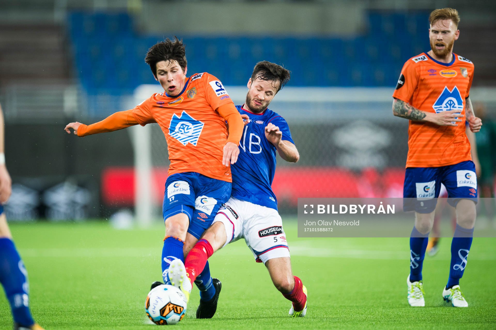 Sondre Brunstad Fet of Aalesund and Robert Mikael Lundström of Vålerenga during the Eliteserien match between Vålerenga and Aalesund on October 15, 2017 in Oslo.