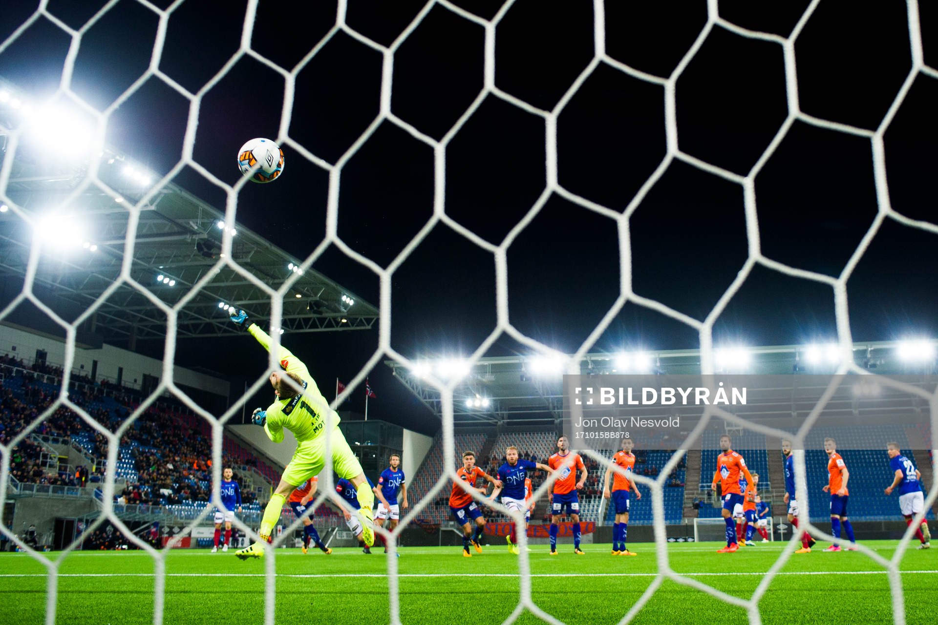 Simen Kristiansen Juklerød of Vålerenga scores 4-1 behind