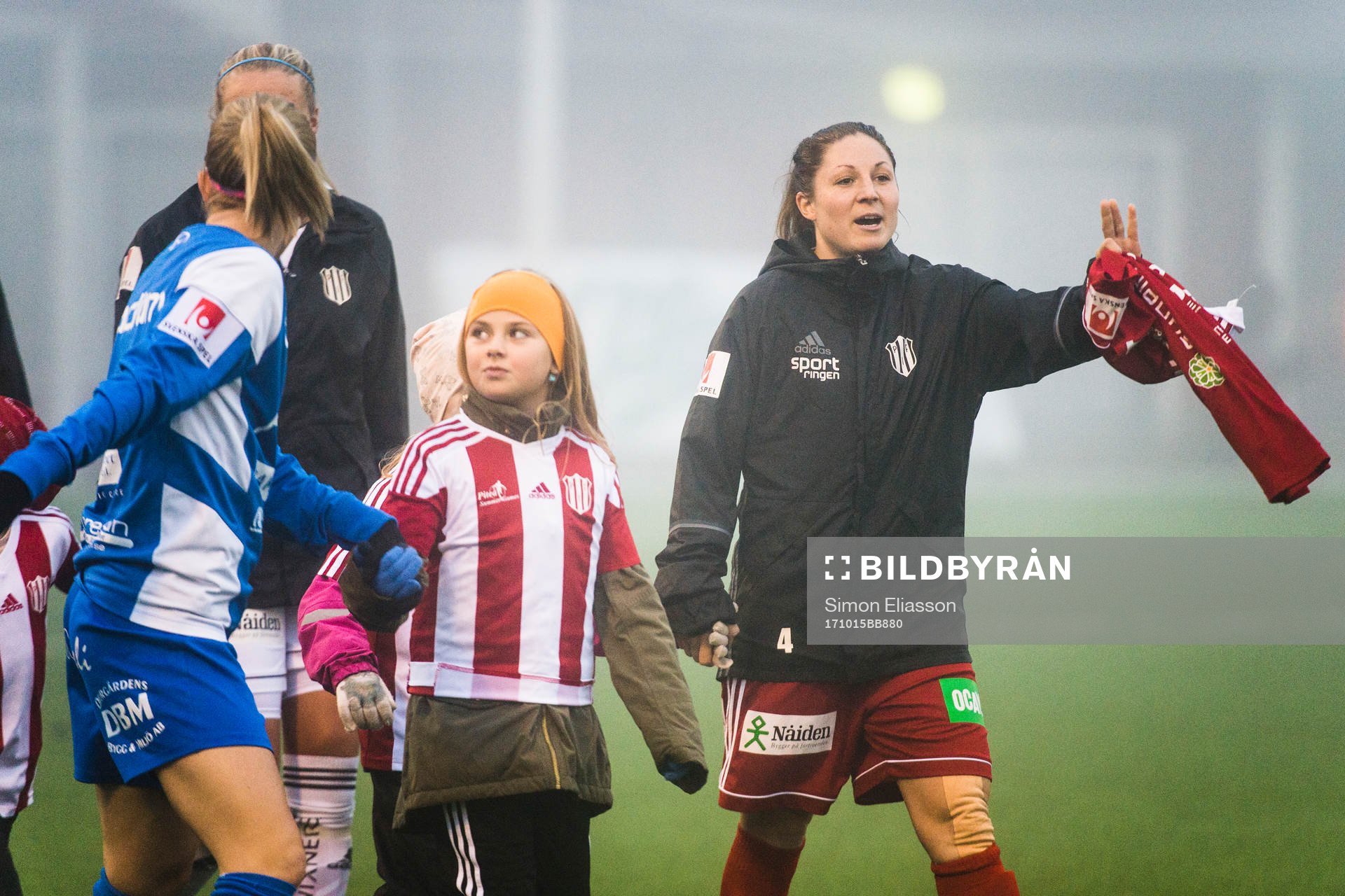 Piteås Josefin Johansson går in på planen