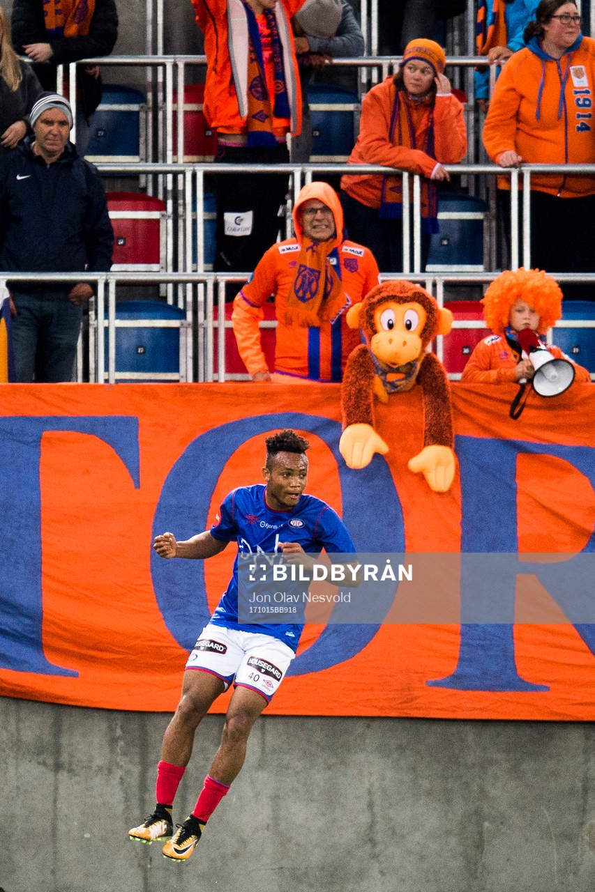 Chidera Ejuke of Vålerenga celebrates 3-1 in front of