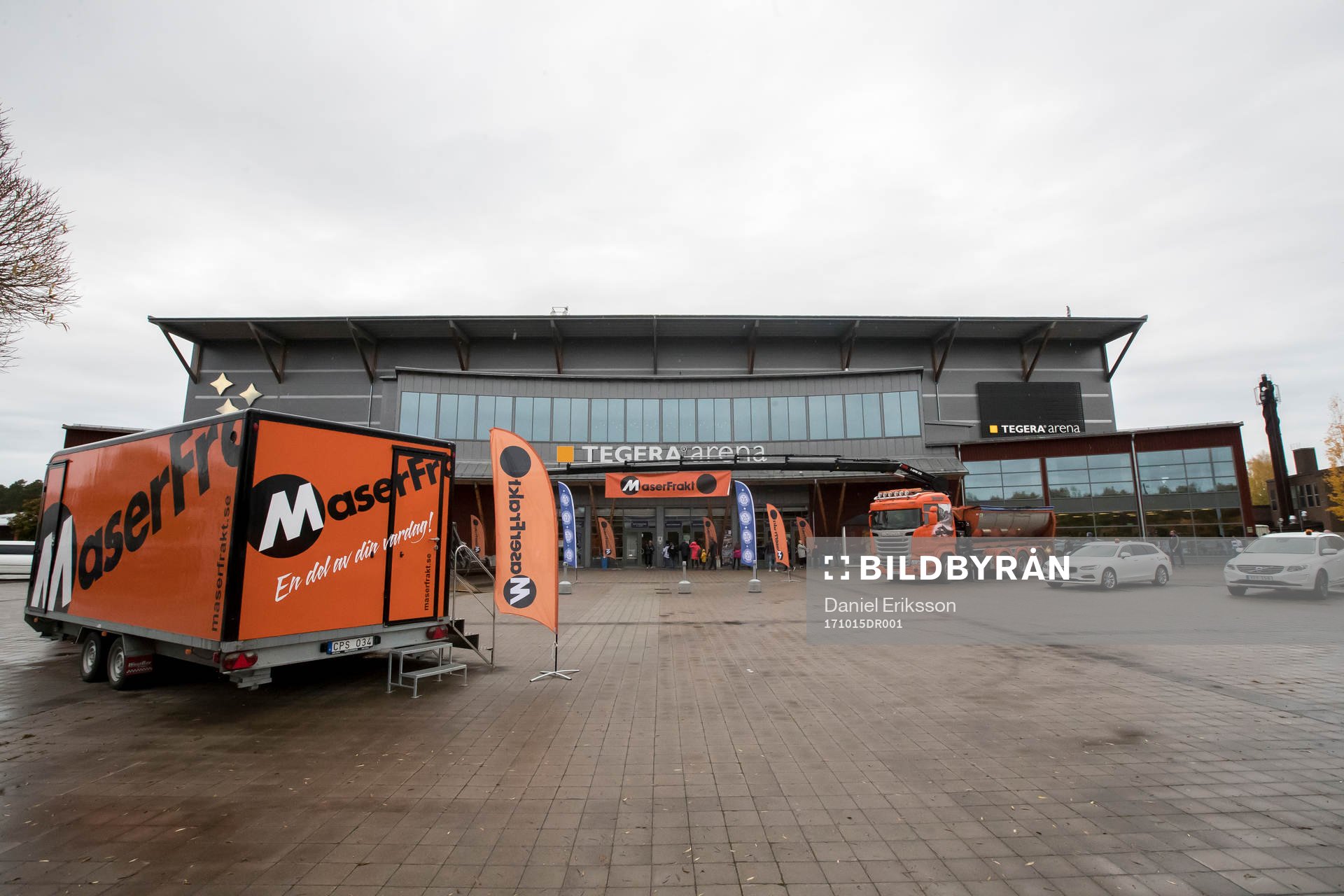 Dagens matchsponsor Maser Frakt utanför Tegera Arena innan