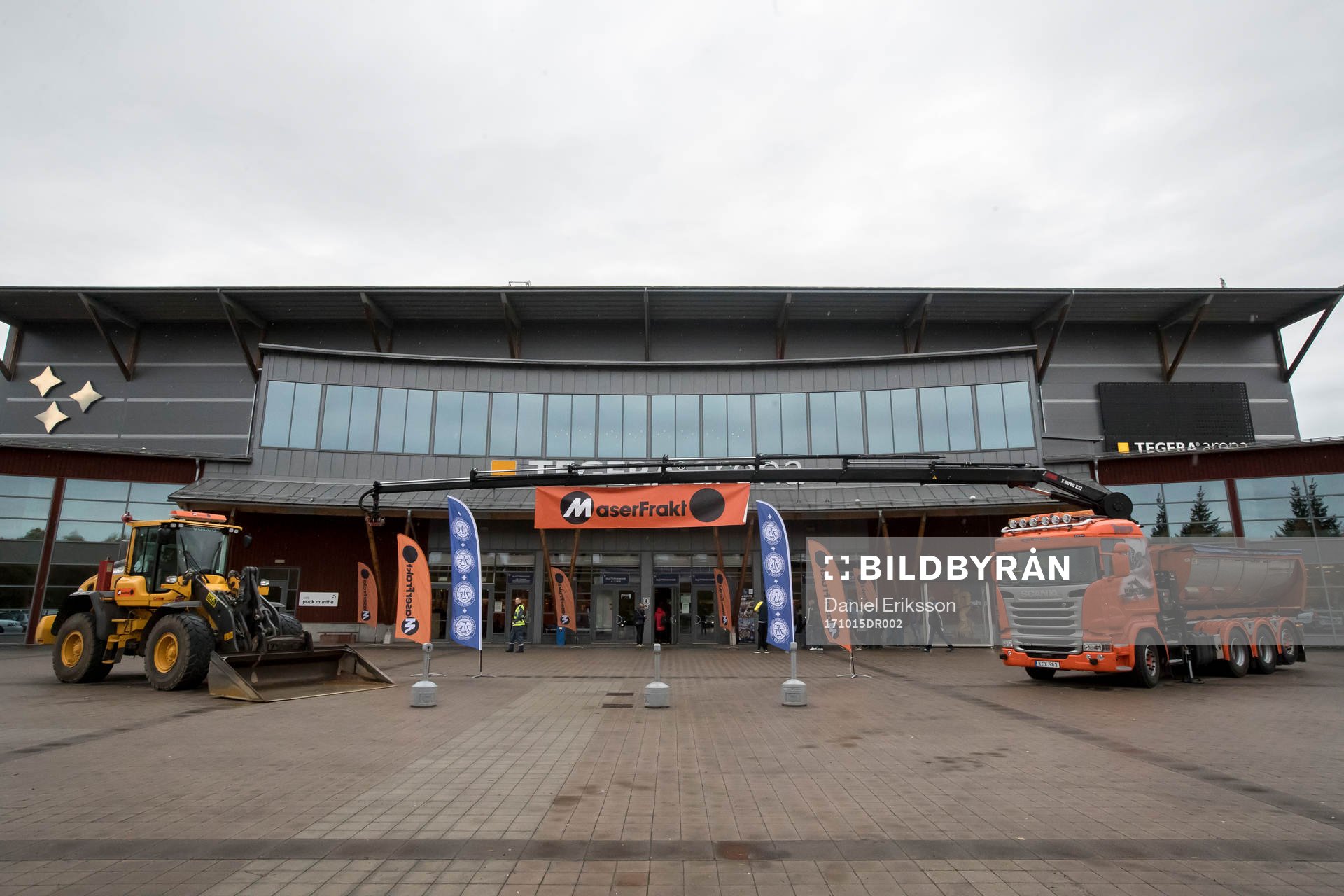 Dagens matchsponsor Maser Frakt utanför Tegera Arena innan
