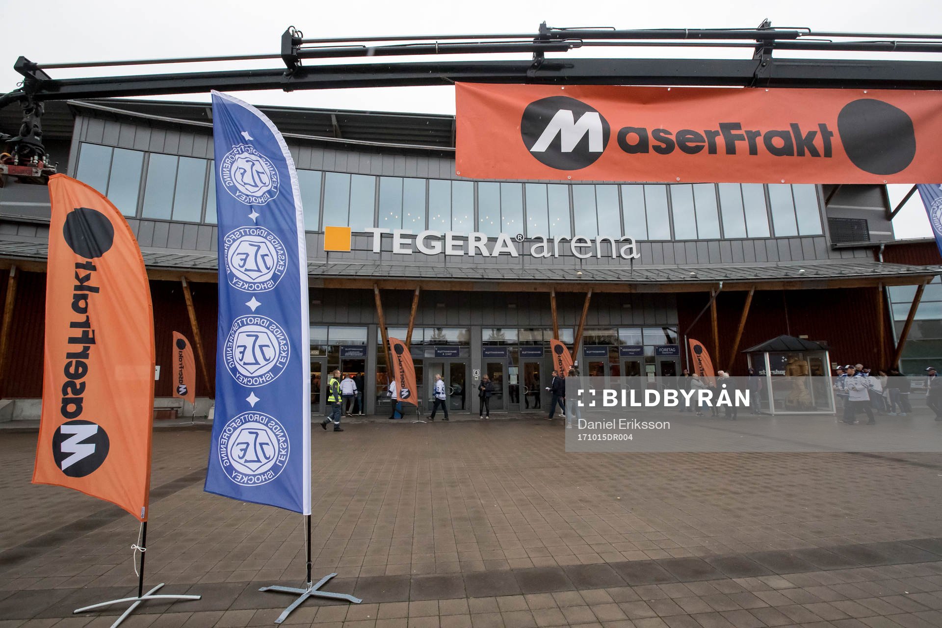 Dagens matchsponsor Maser Frakt utanför Tegera Arena innan