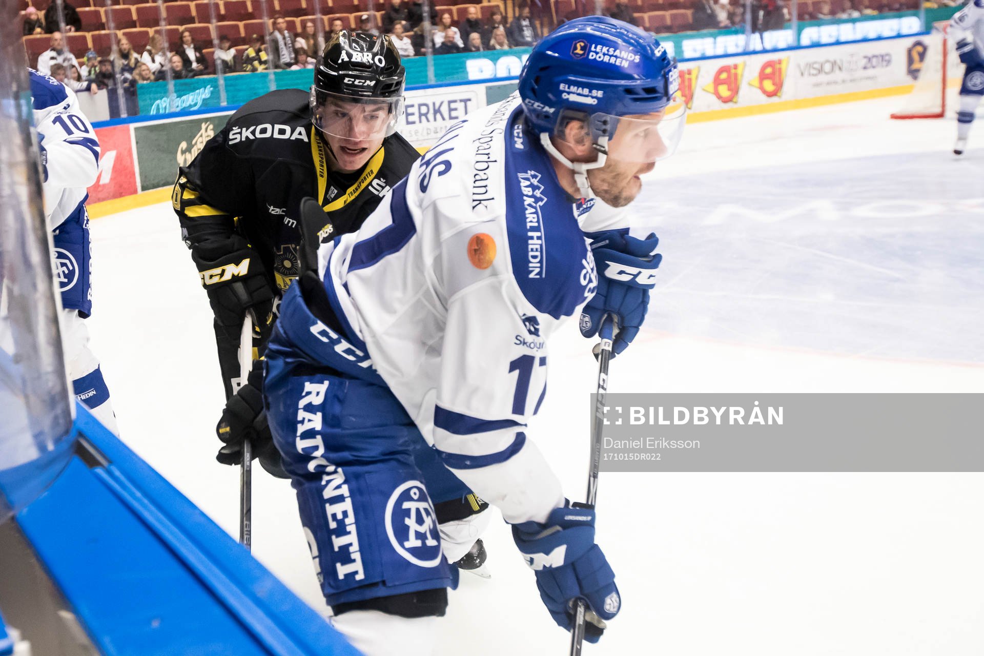s Anton Holm och Leksands Jesper Ollas  i ishockeymatchen i