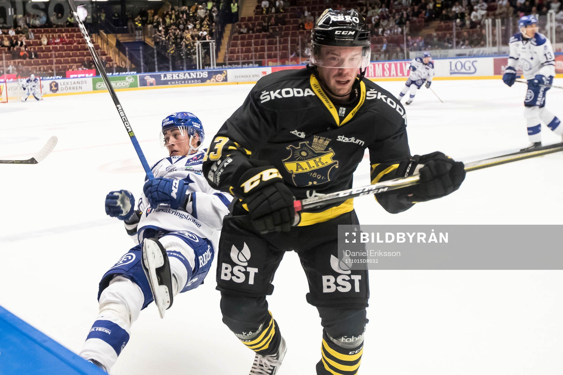 s Henrik Marklund tacklar Leksands Tobias Forsberg  i