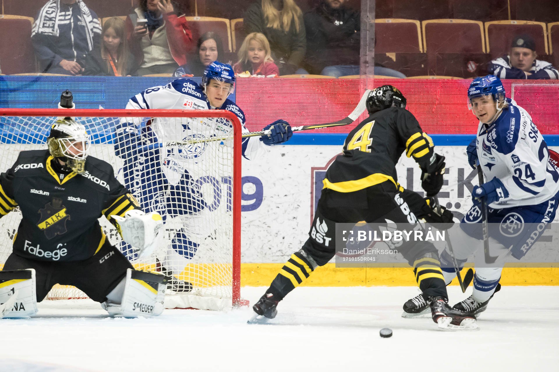 s Ludvig Claesson framför AIK:s målvakt Linus Lundin  i