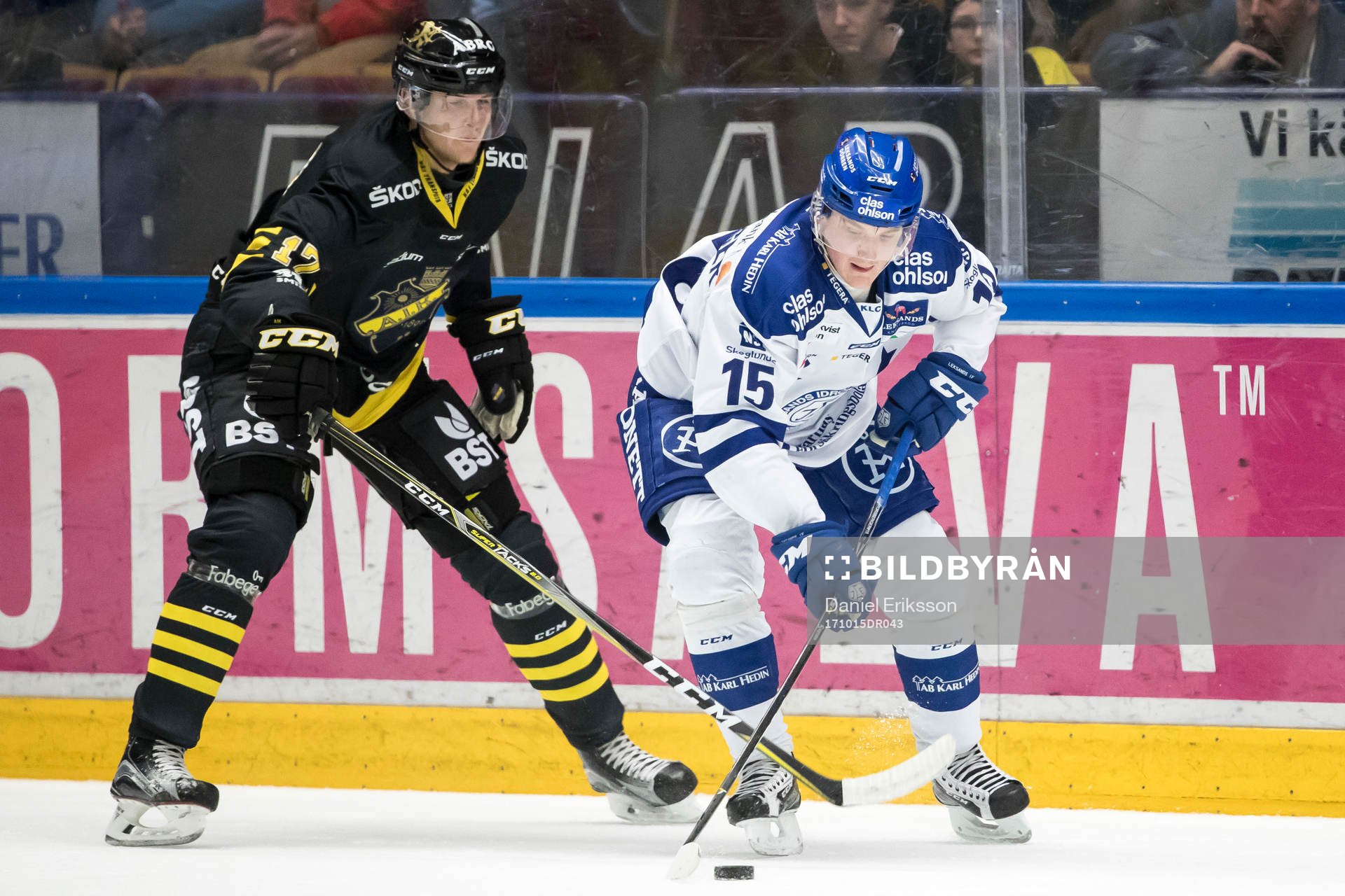 s Simon Fernholm i kamp om pucken i ishockeymatchen i