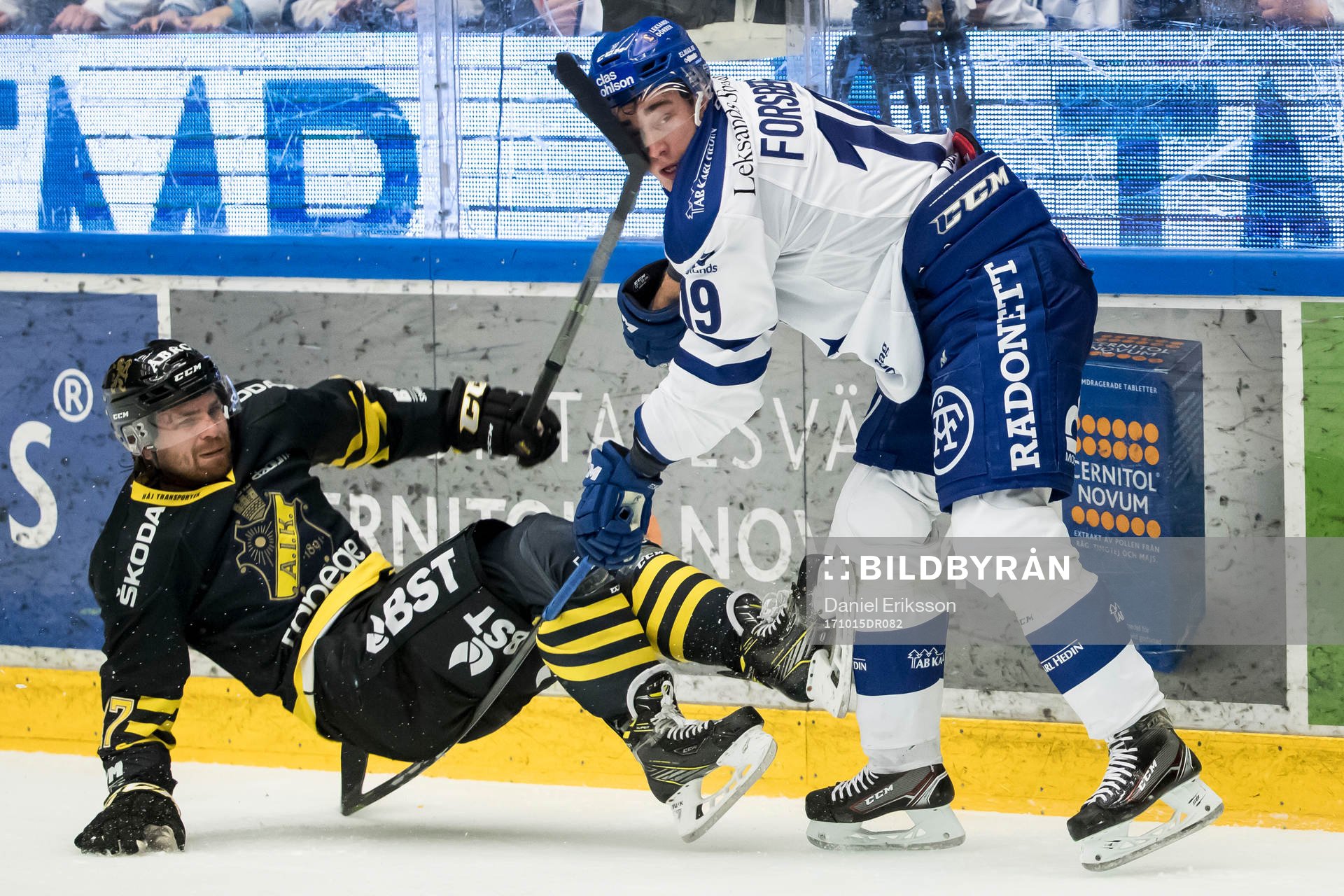 Leksands Tobias Forsberg tacklar Simon Fernholm  i