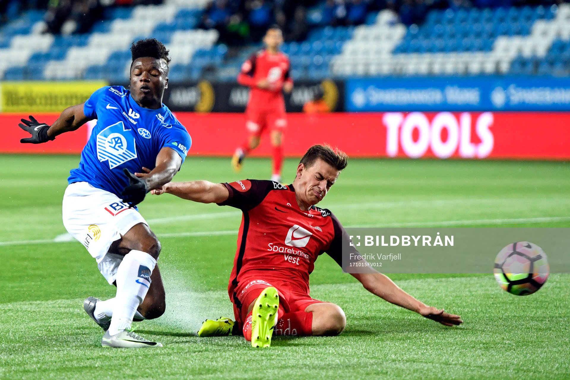 Thomas Olivier Amang Kegueni of Molde and Jonas Grønner of