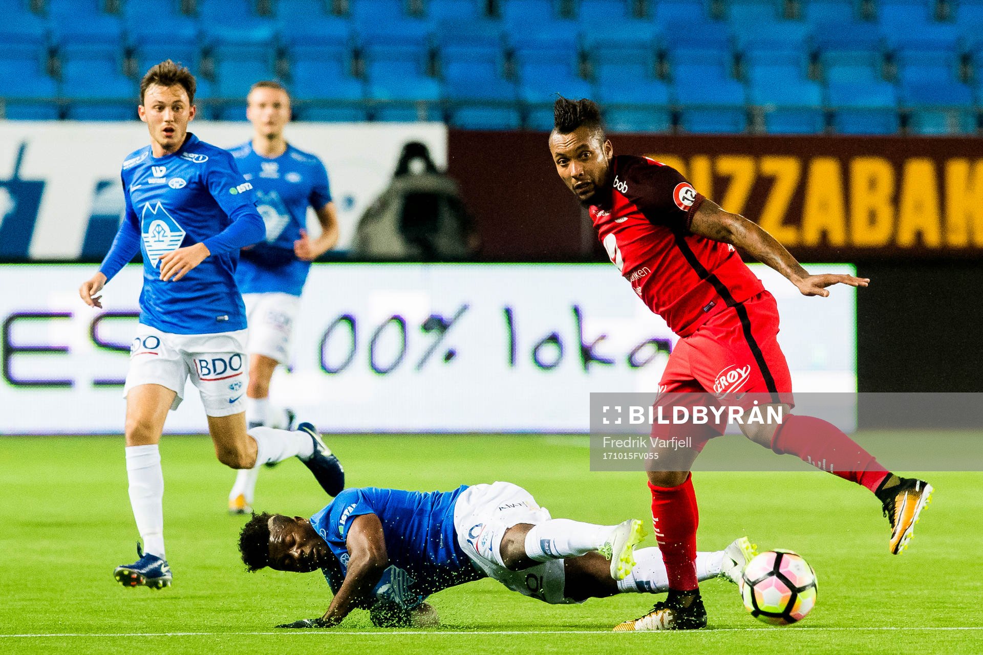 Thomas Olivier Amang Kegueni of Molde and Bismar Acosta of