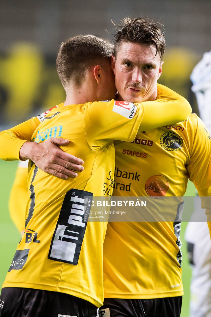 Elfsborgs Lasse Nilsson klappas om av Adam Lundqvist under fotbollsmatchen i Allsvenskan mellan Elfsborg och Sundsvall den 15 oktober 2017 i Borås.