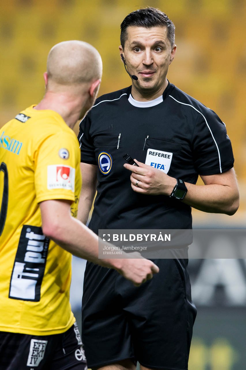 Domare Bojan Pandzic pratar med Elfsborgs Simon Lundevall