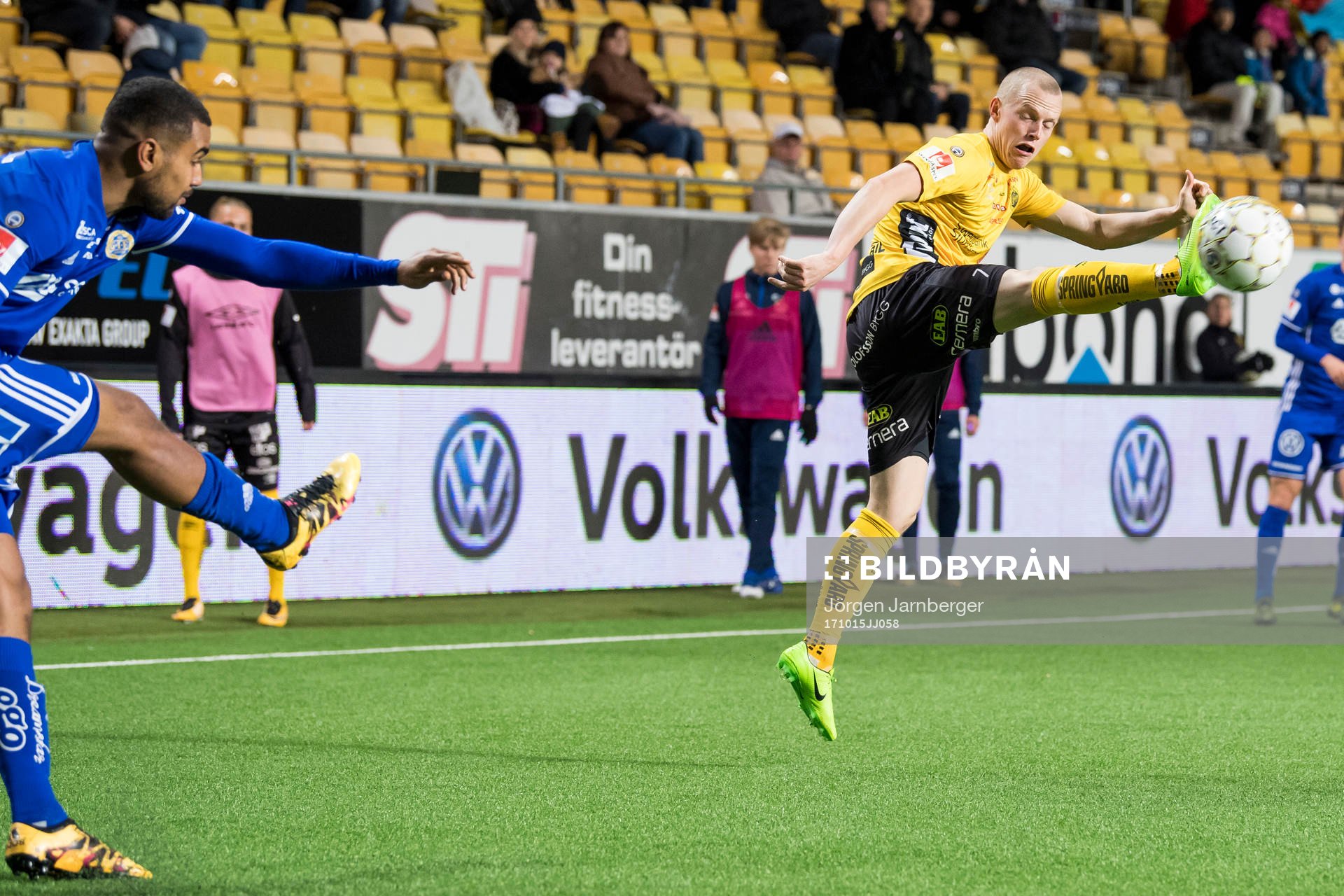 Elfsborgs Daniel Gustavsson täcker skott