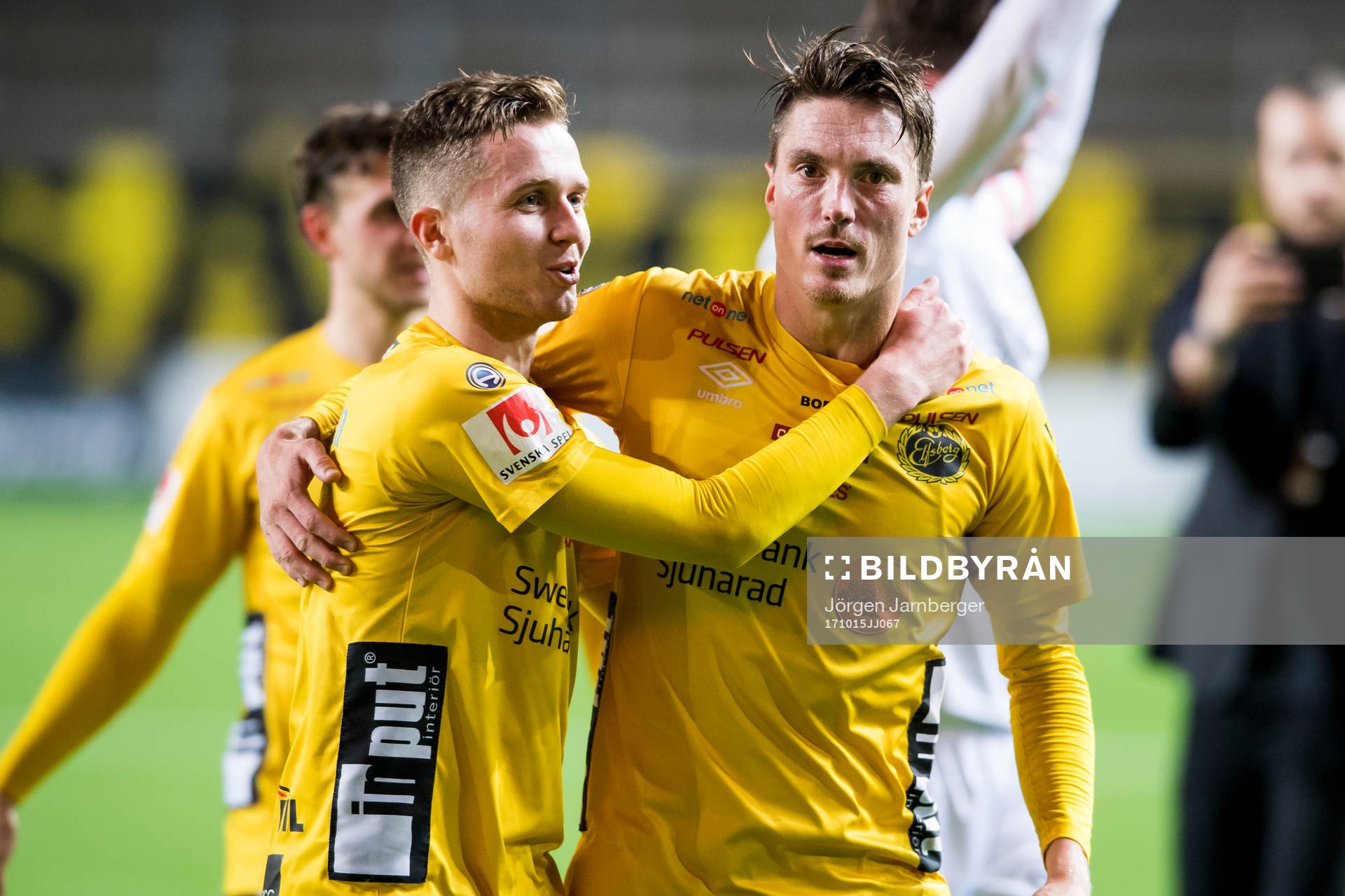 Elfsborgs Adam Lundqvist och Lasse Nilsson är glada