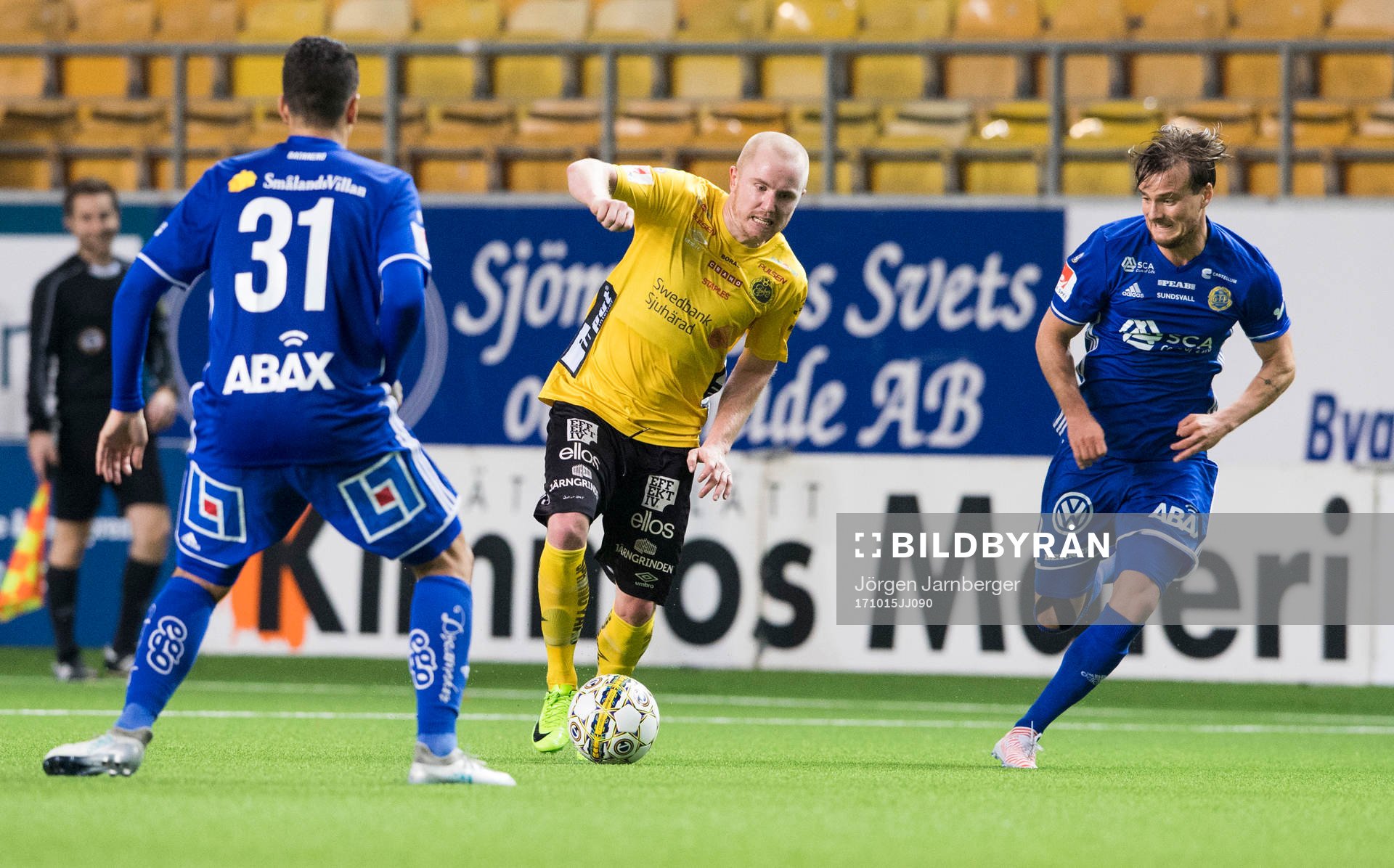 Elfsborgs Simon Lundevall ikapp med Sundsvalls Eric Larsson