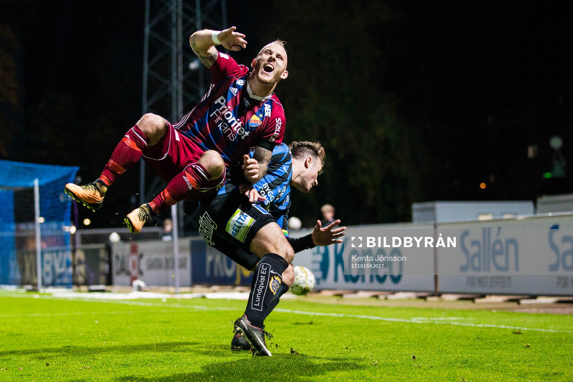 Djurgårdens Magnus Eriksson faller ii kamp om bollen med