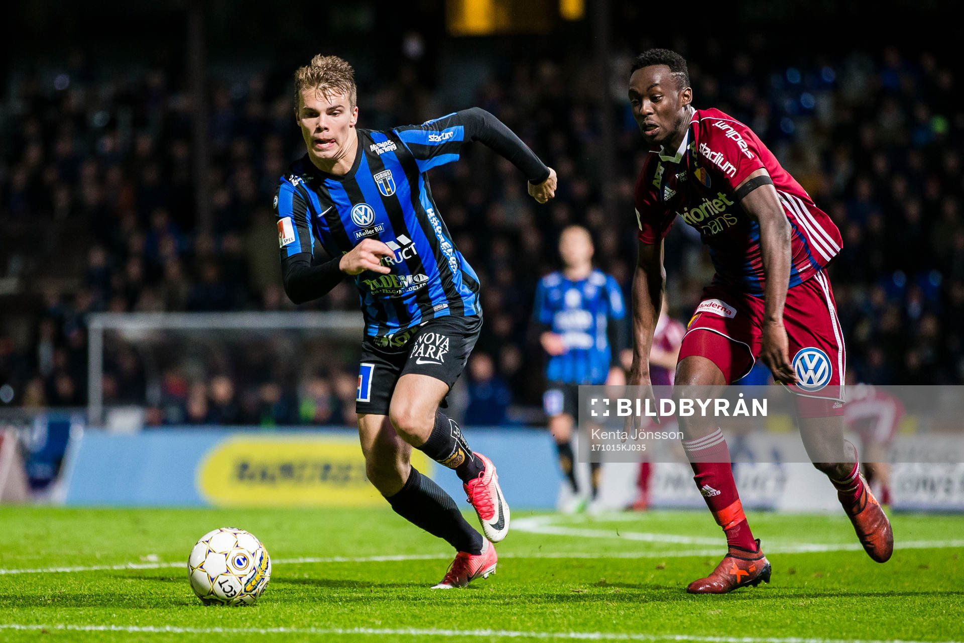 Sirius Elias Andersson i kamp om bollen med Djurgårdens
