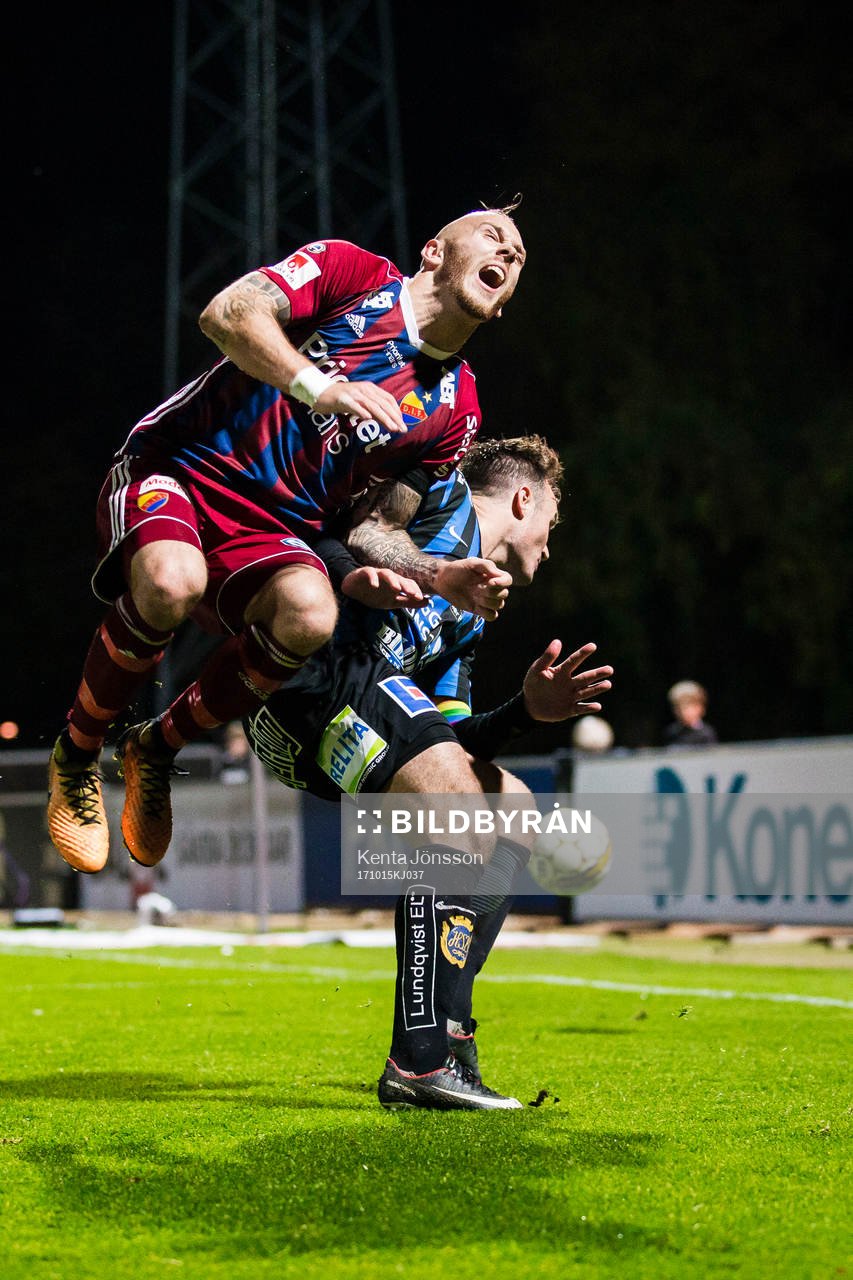 Djurgårdens Magnus Eriksson i kamp om bollen med Sirius
