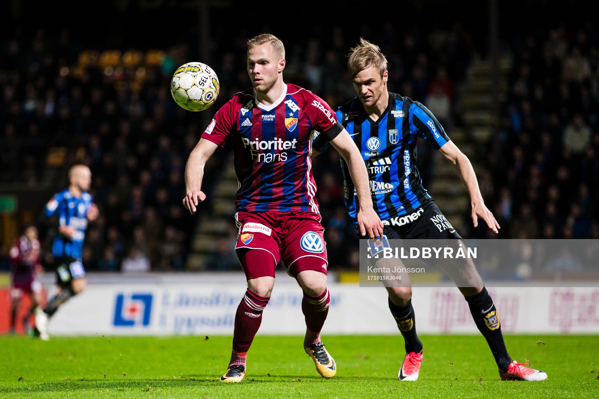 Djurgårdens Gustav Engvall i kamp om bollen med Sirius