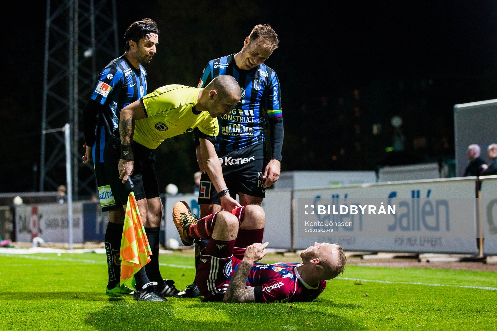 Sirius Ian Sirelius och Niklas Busch Thor i diskussion med Magnus Eriksson efter en närkamp under fotbollsmatchen i Allsvenskan mellan Sirius och Djurgården den 15 Oktober 2017 i Uppsala.