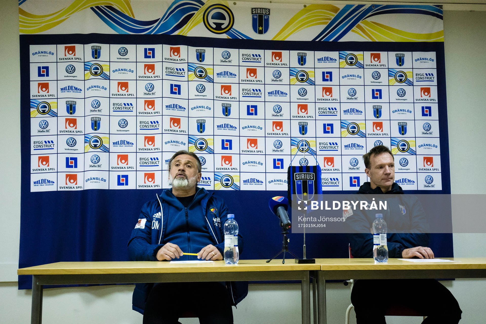 Djurgårdens tränare Özcan Melkemichel och Sirius tränare Kim Bergstrand på presskonferensen efter fotbollsmatchen i Allsvenskan mellan Sirius och Djurgården den 15 Oktober 2017 i Uppsala. 