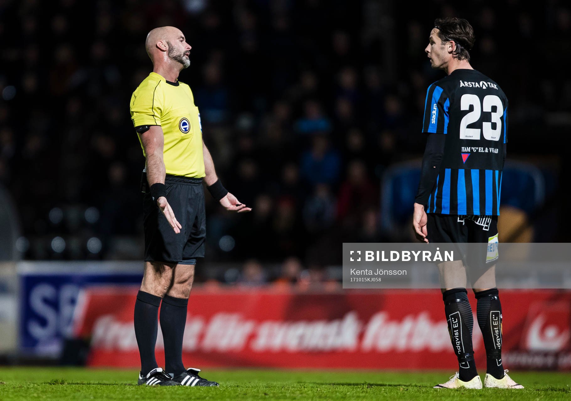 Domare Stefan Johannesson diskuterar med Sirius Philip