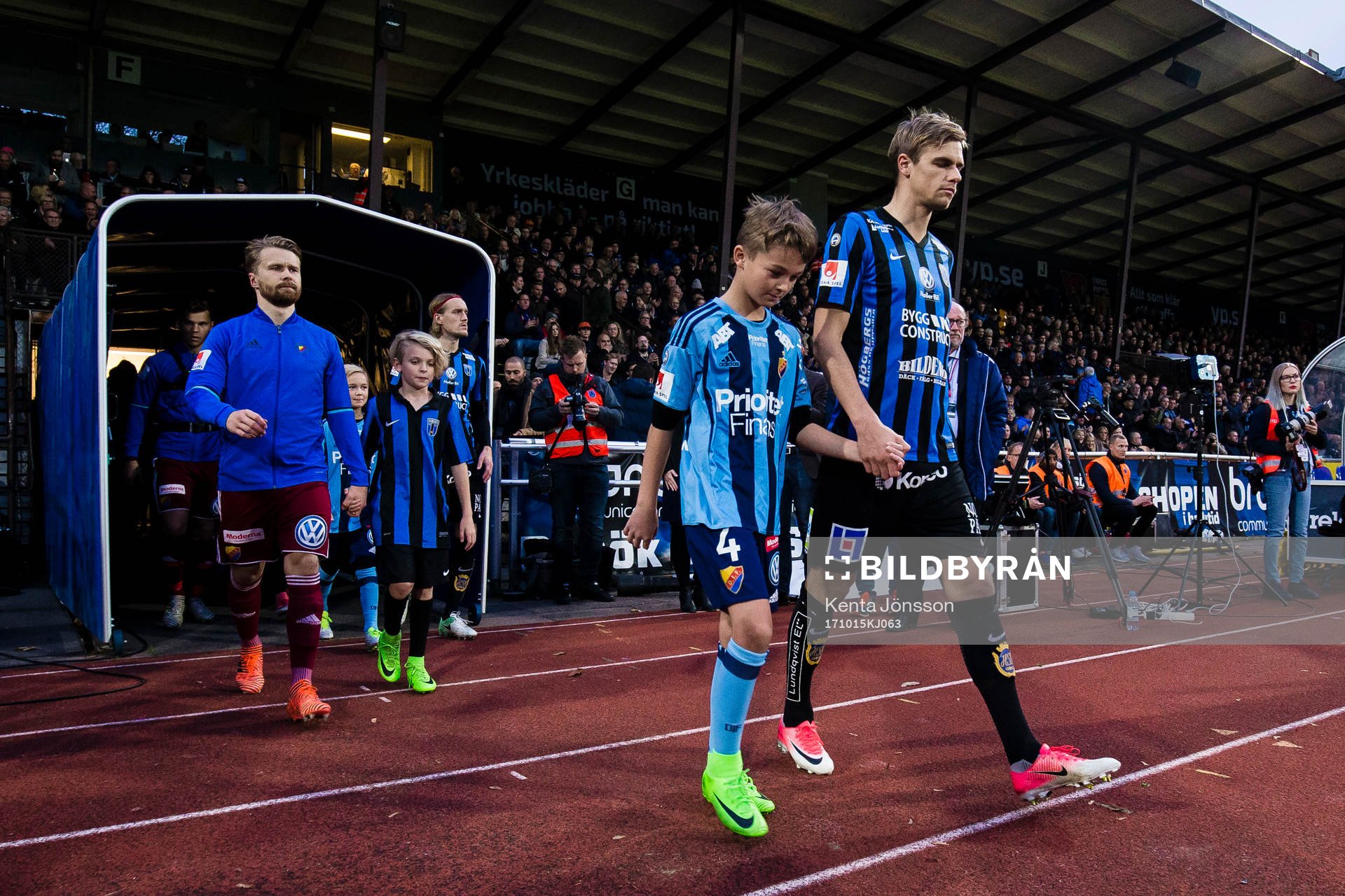 Sirius Oscar Pehrsson gör entré på Studenternas IP innan