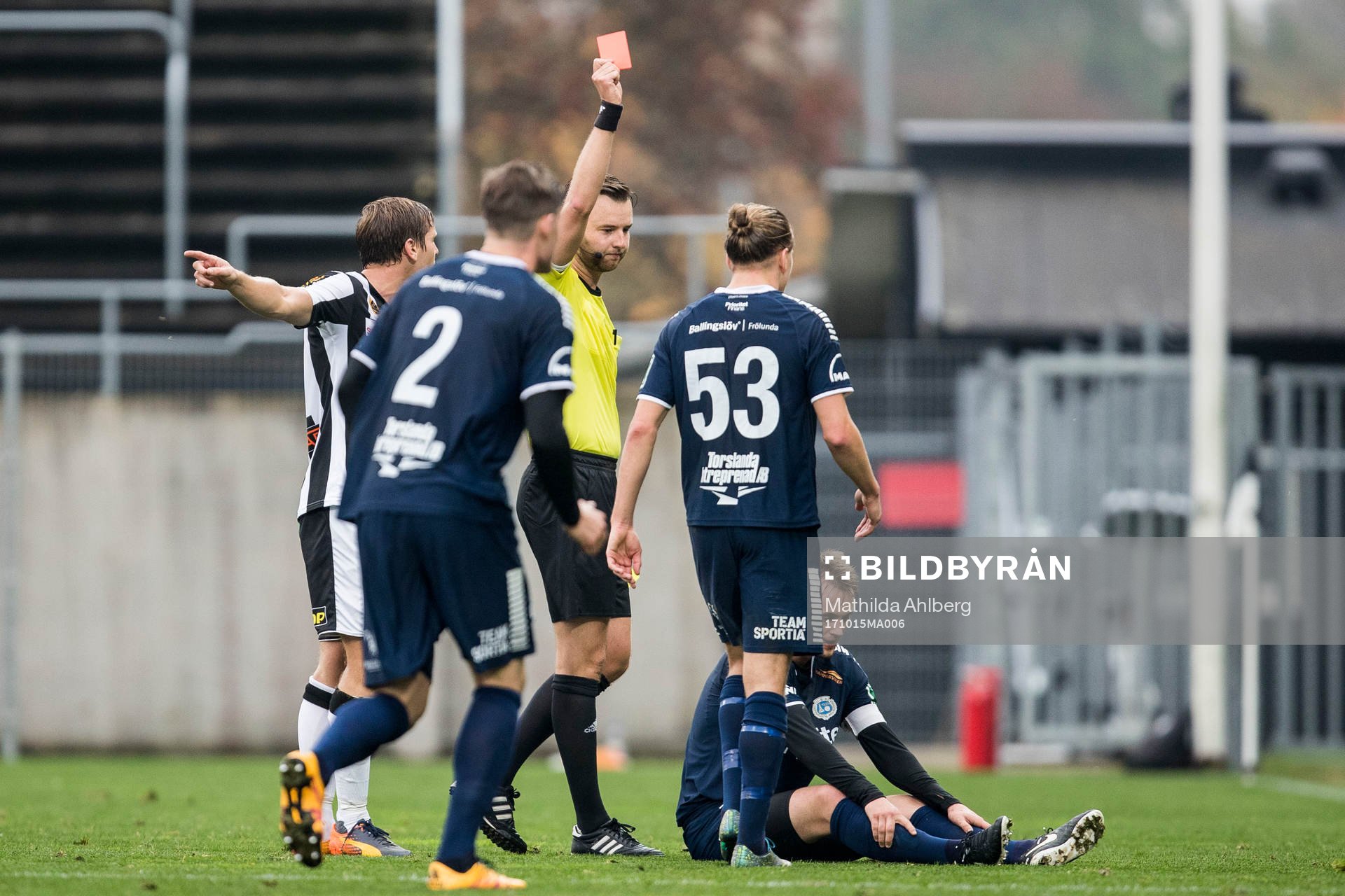 Domare Mirza Kazic visar ut Utsiktens Niklas Olsson