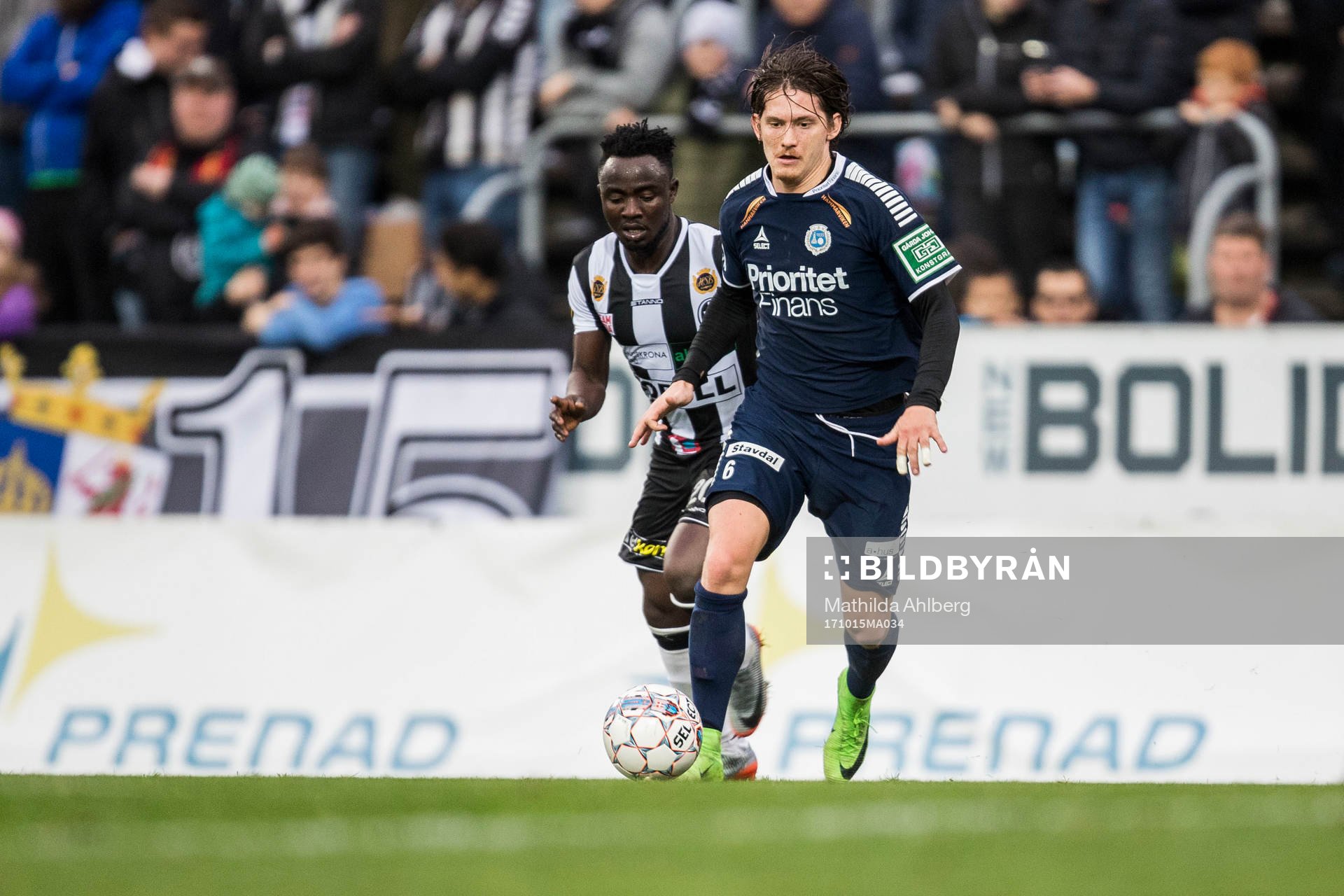 Landskronas Edafe Egbedi och Utsiktens Robin Book under fotbollsmatchen i Division 1 Södra mellan Landskrona och Utsikten den 15 oktober 2017 i Landskrona.