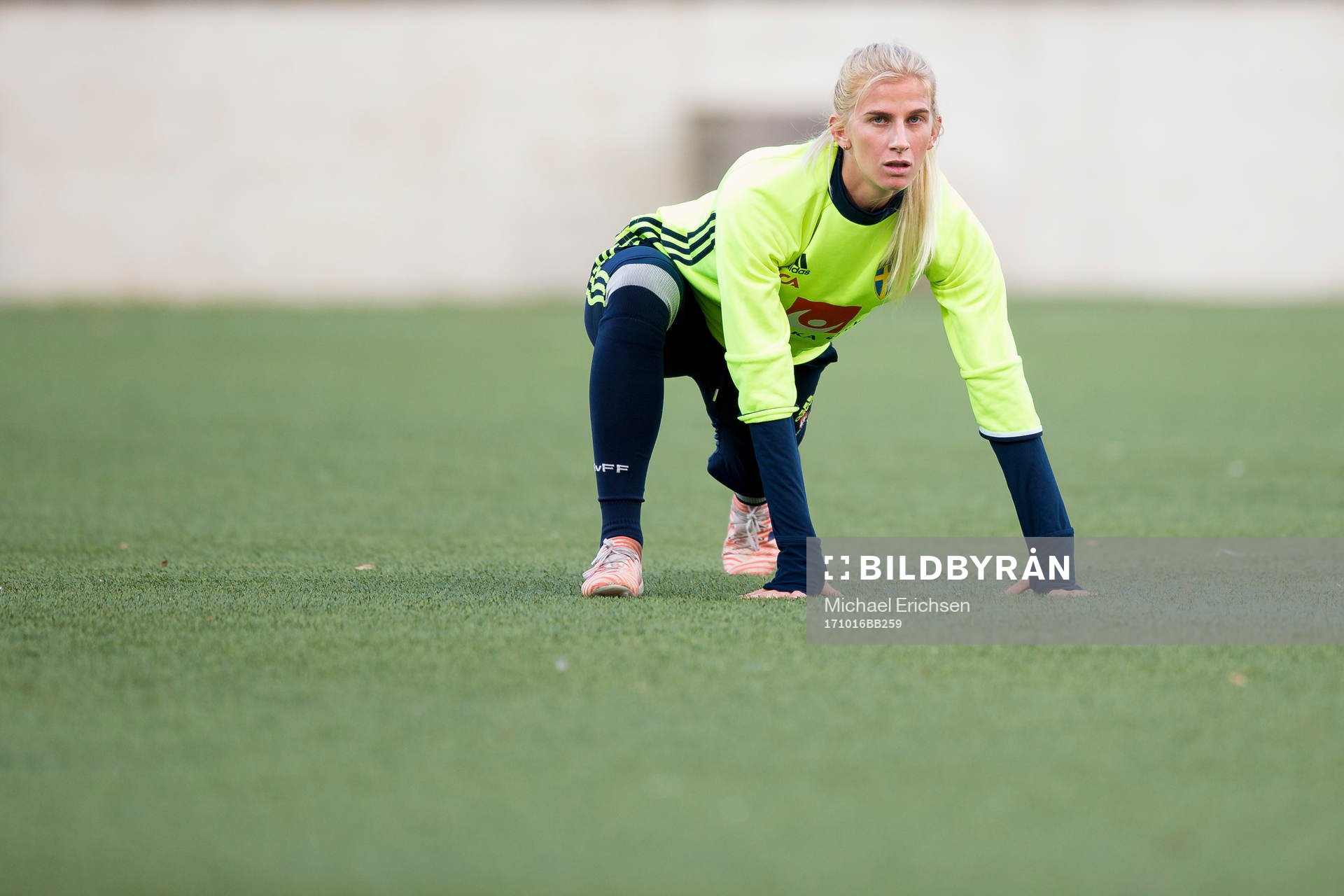 Sofia Jakobsson stretchar
