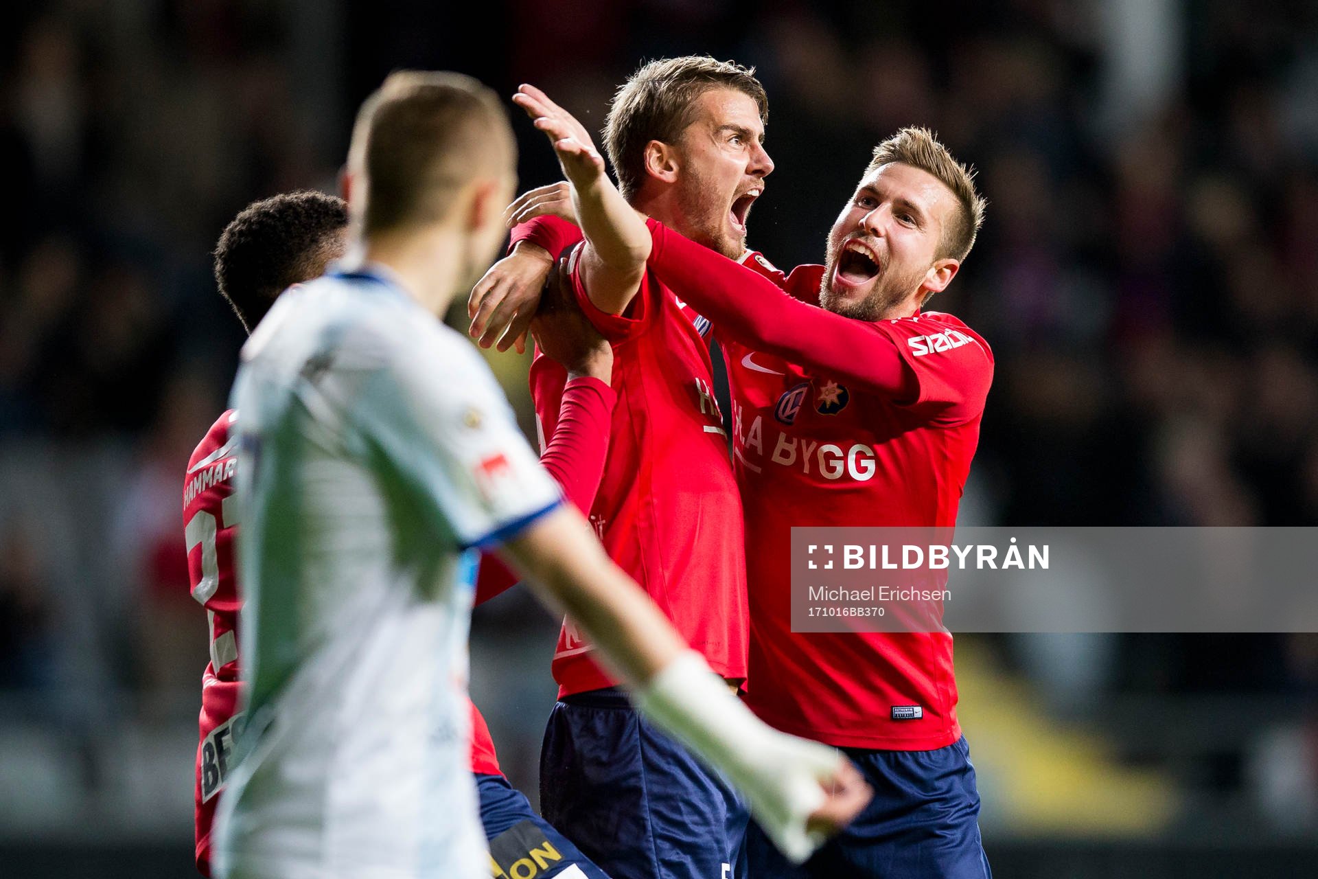 Örgrytes Johan Hammar jublar ihop med Daniel Sliper och Jens Cajuste efter sitt 1-1 mål under fotbollsmatchen i Superettan mellan Örgryte och Gefle den 16 oktober 2017 i Göteborg.