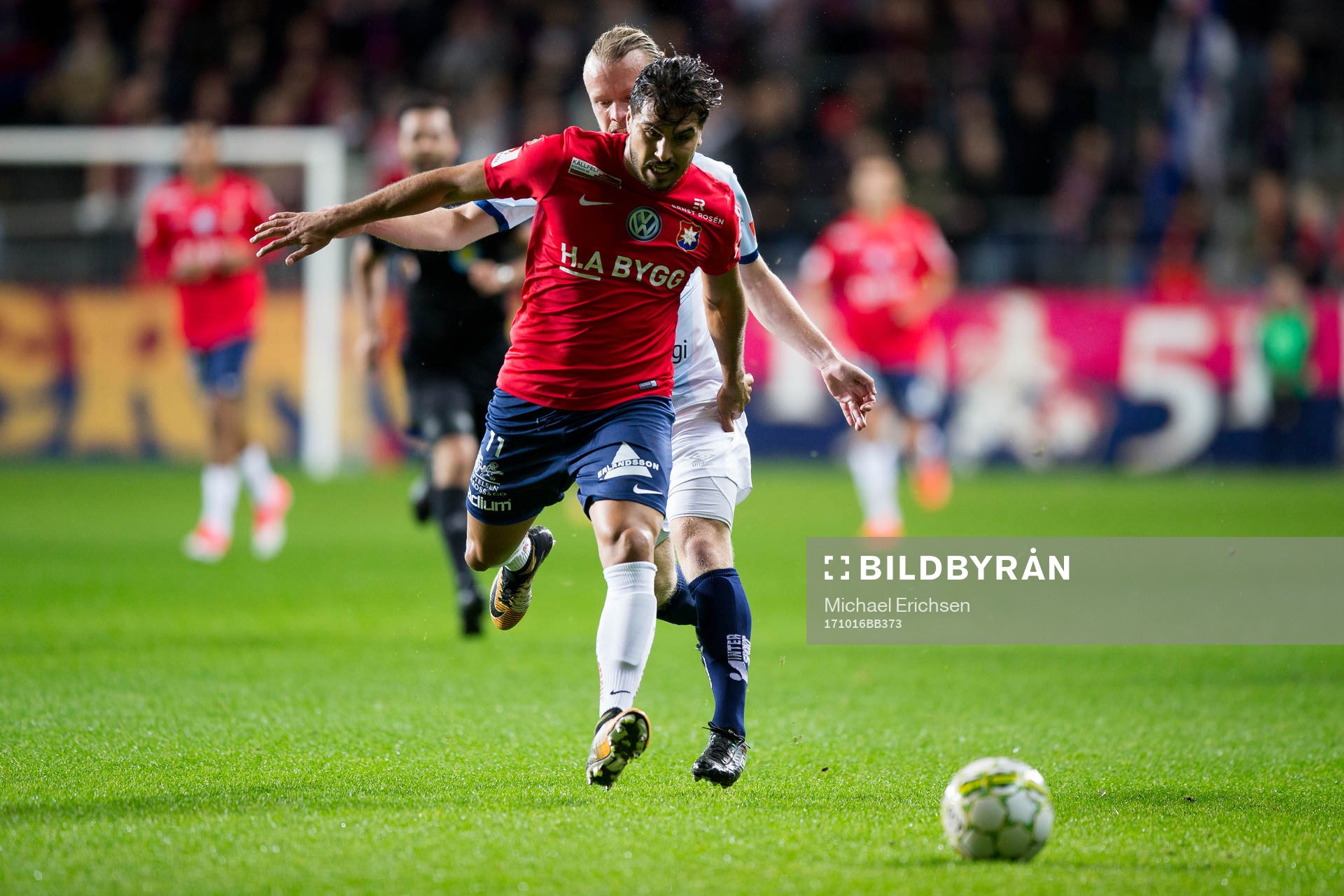 Örgrytes William Atashkadeh före Gefles Jesper Florén