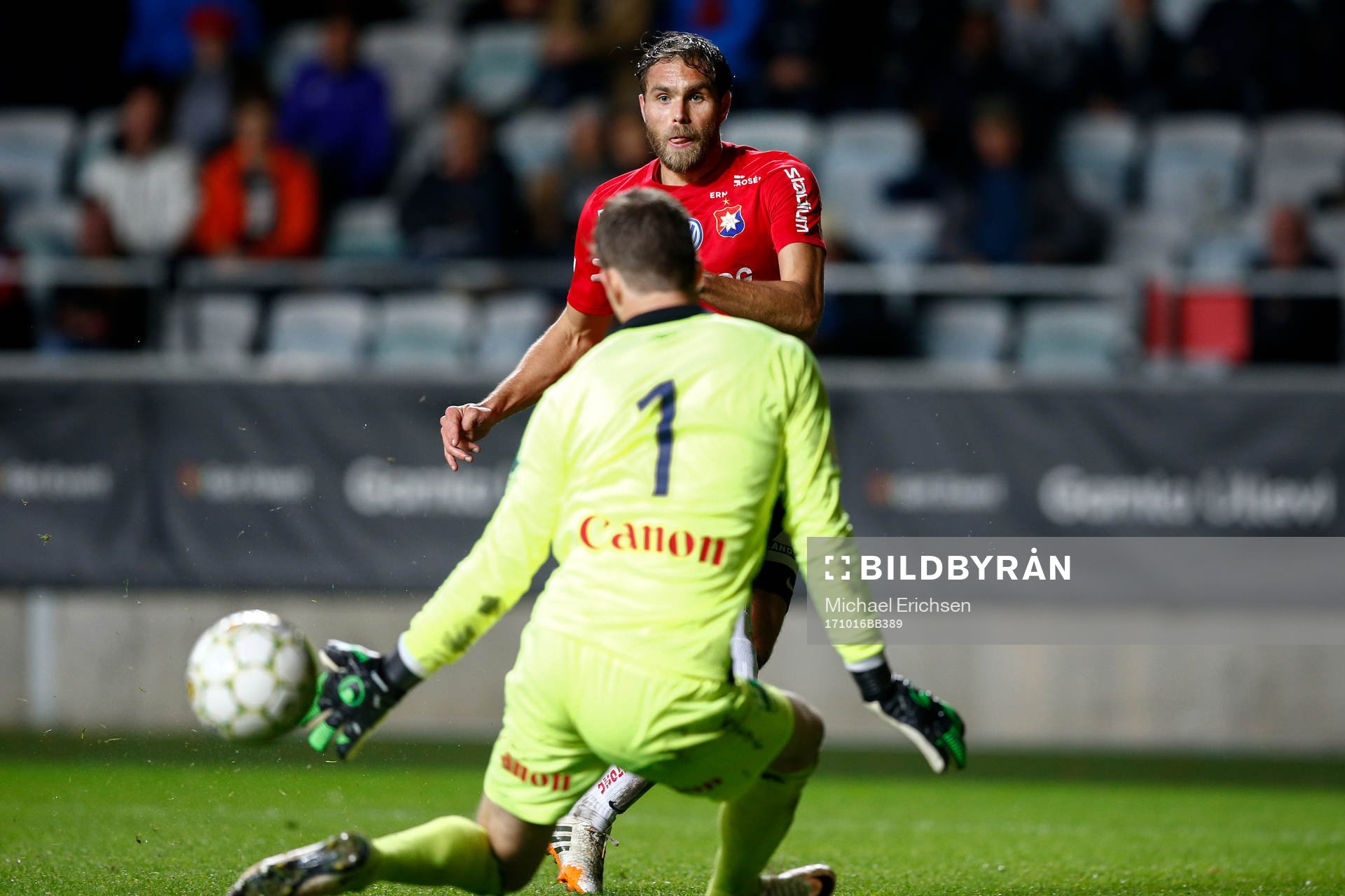 Örgrytes Johan Elmander skjuter mot mål men missar
