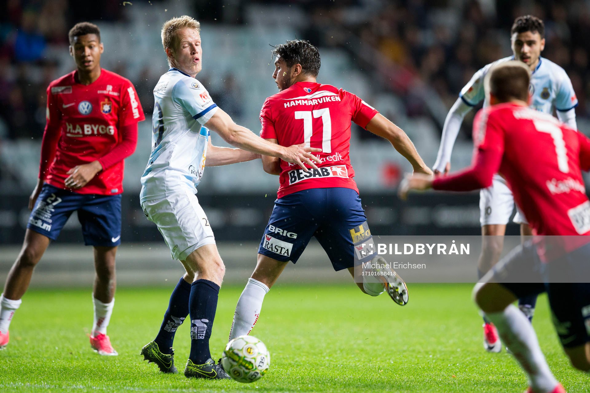 Örgrytes William Atashkadeh klackar bollen till Daniel
