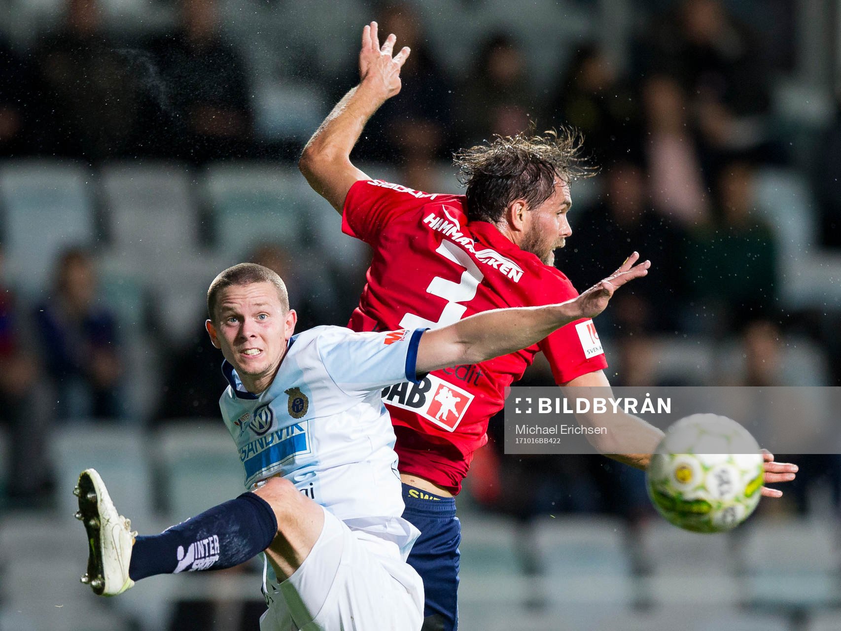 Örgrytes Johan Elmander i nickduell med Gefles Anton Lans under fotbollsmatchen i Superettan mellan Örgryte och Gefle den 16 oktober 2017 i Göteborg.