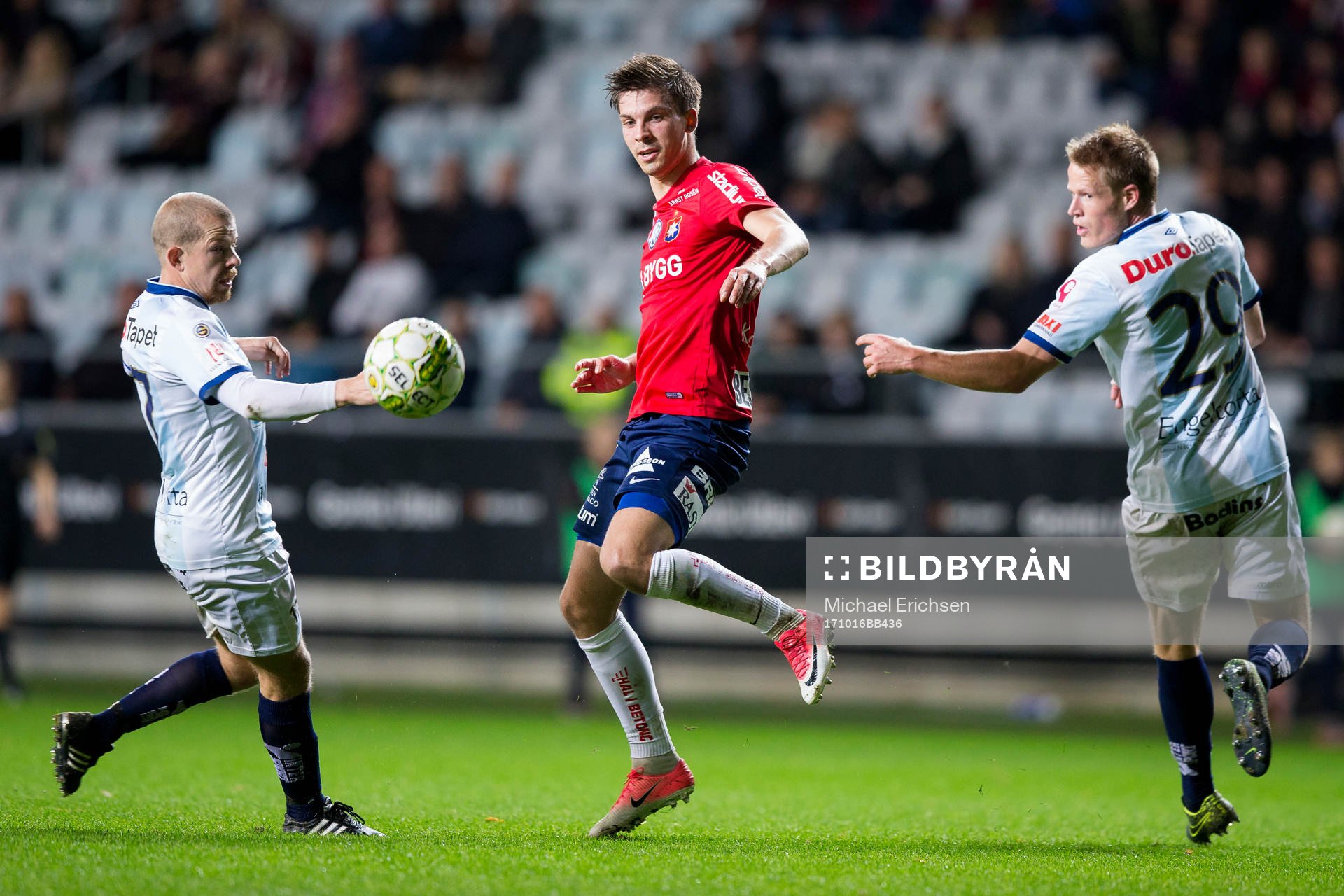 Örgrytes Daniel Paulson mellan Gefles Jonas Lantto och