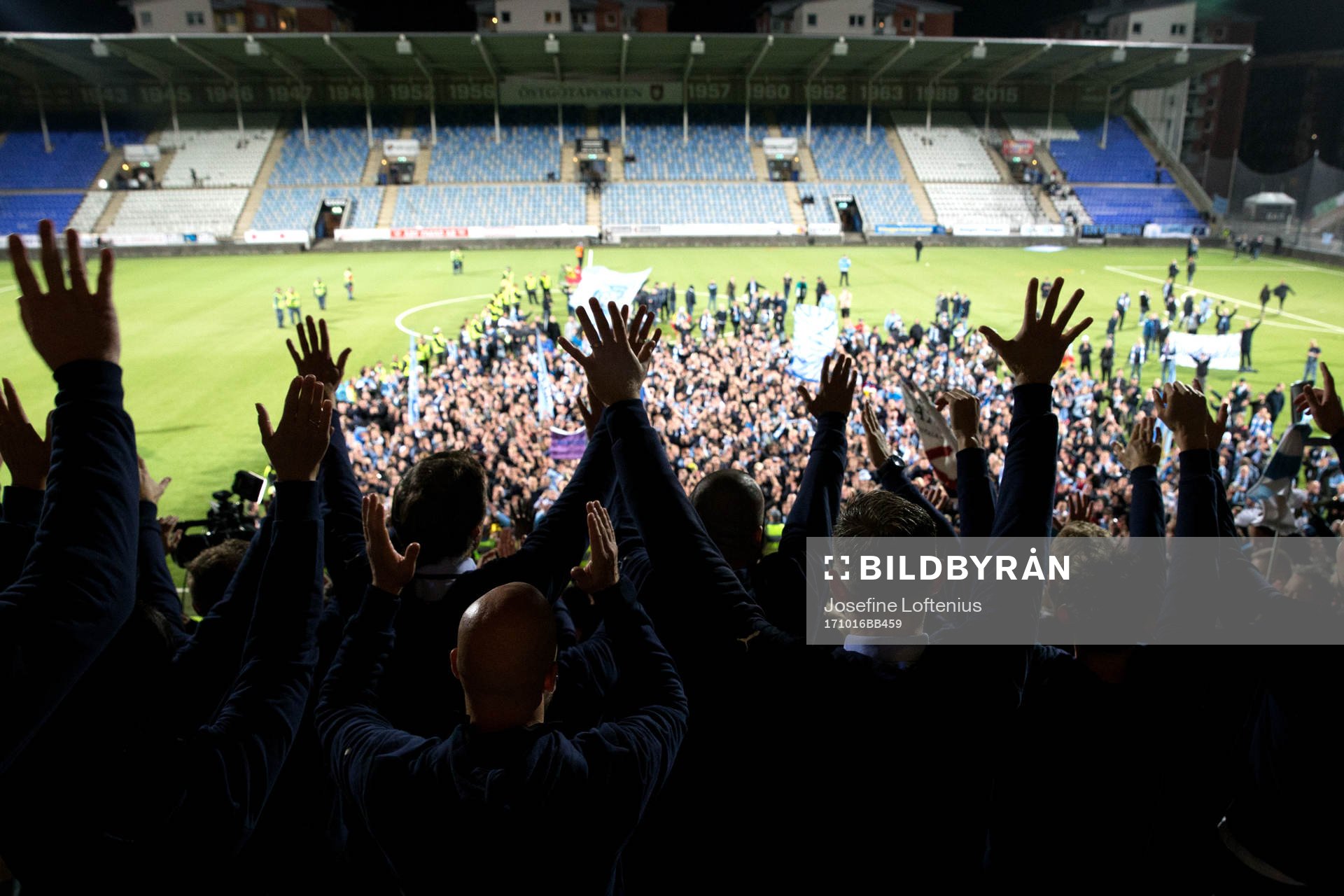 Malmö FFs spelare jublar med publiken