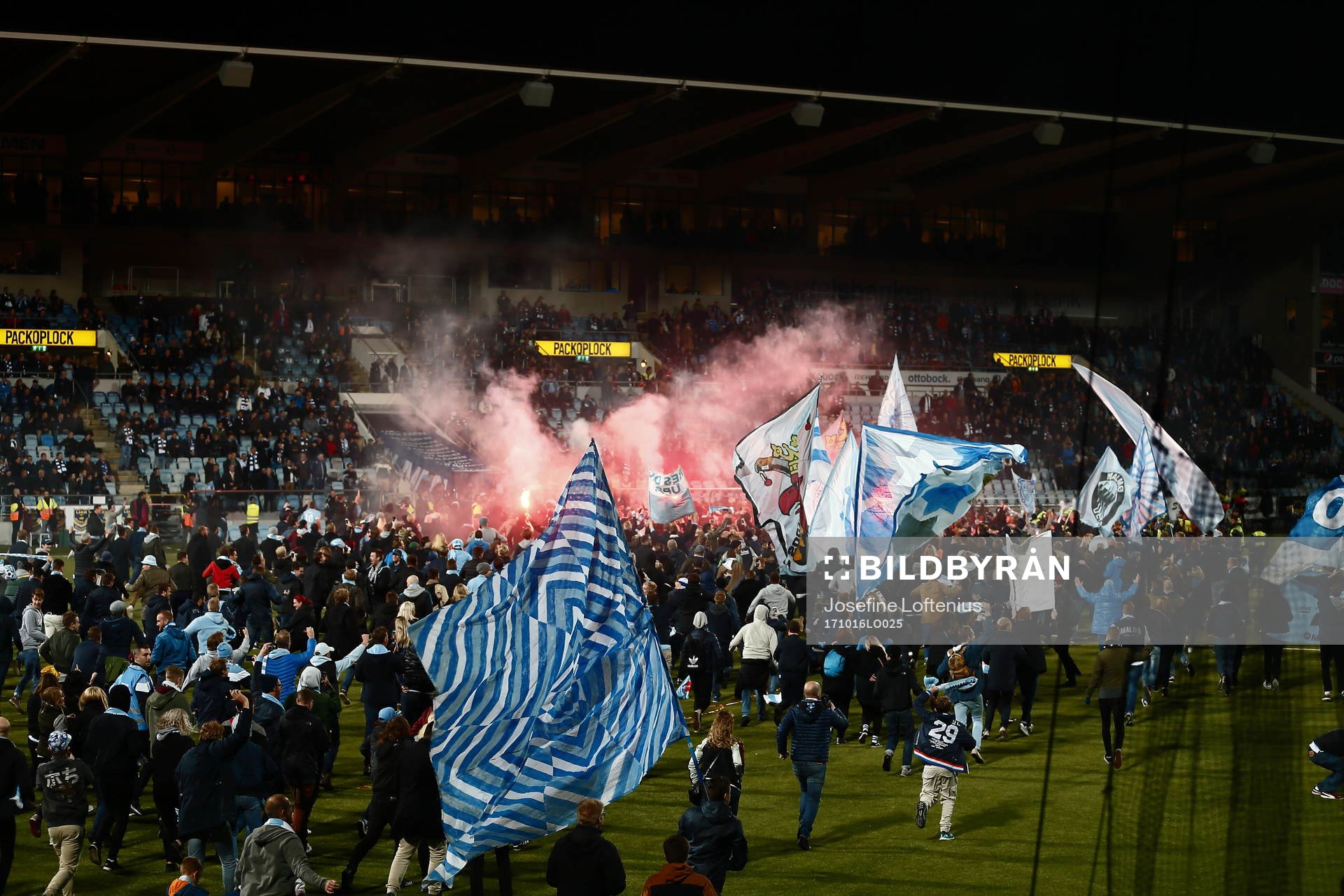 Malmö FF-supportrar springer in på planen
