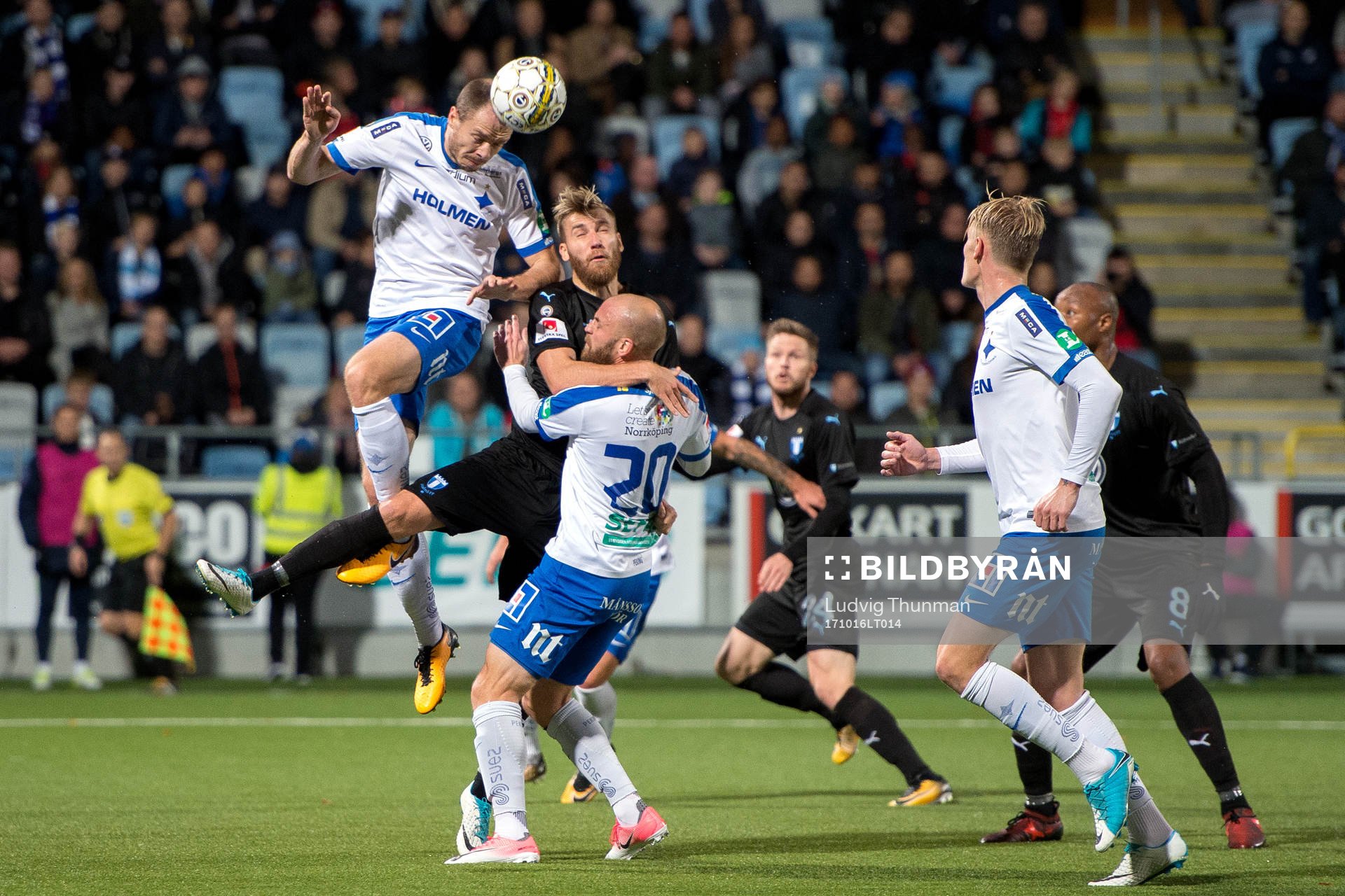 Norrköpings Jon Gudni Fjoluson nickar undan en boll