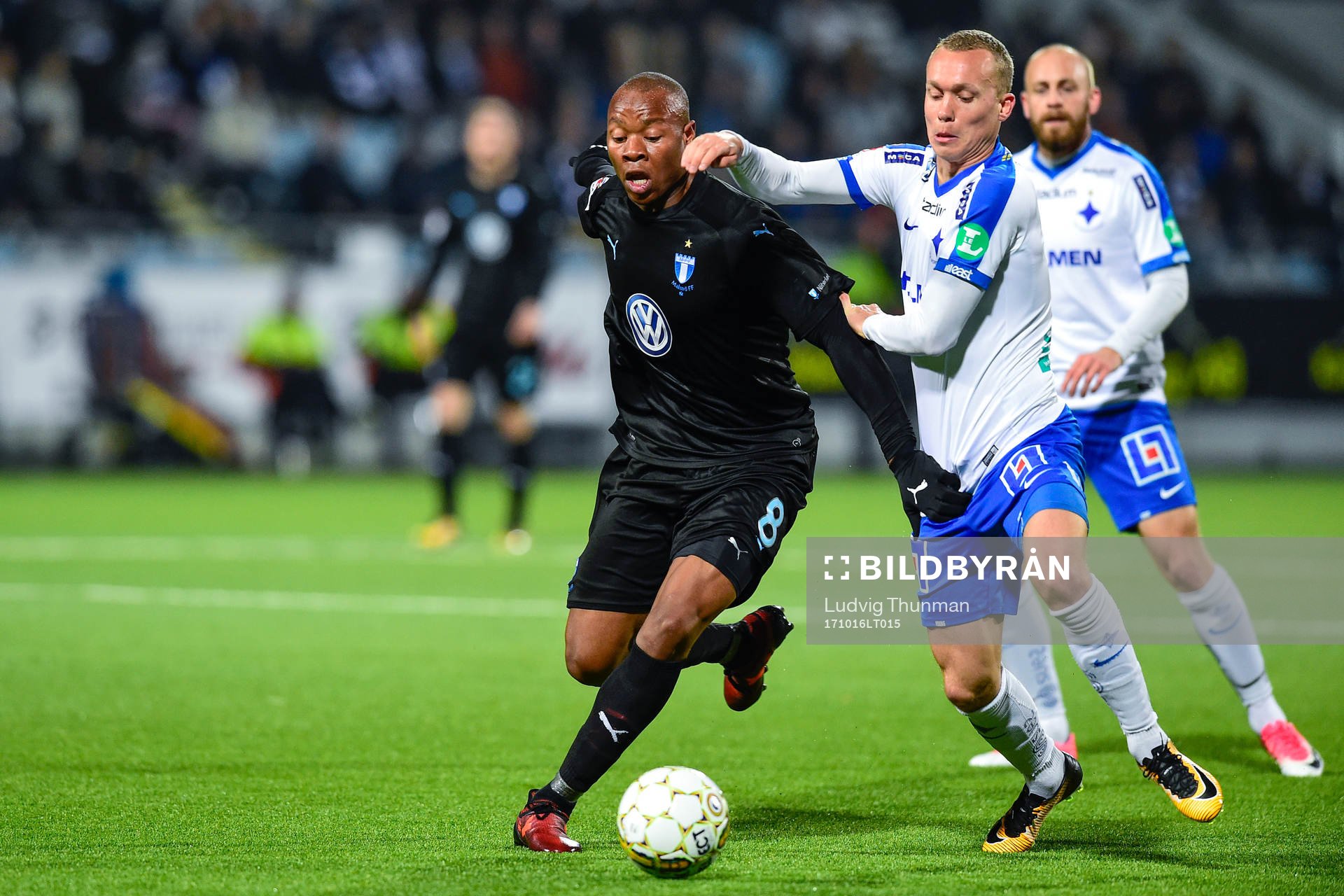 Malmö FFs Carlos Strandberg och Gudmundur Thorarinsson i kamp om bollen under fotbollsmatchen i Allsvenskan mellan Norrköping och Malmö FF den 16 oktober 2017 i Norrköping.