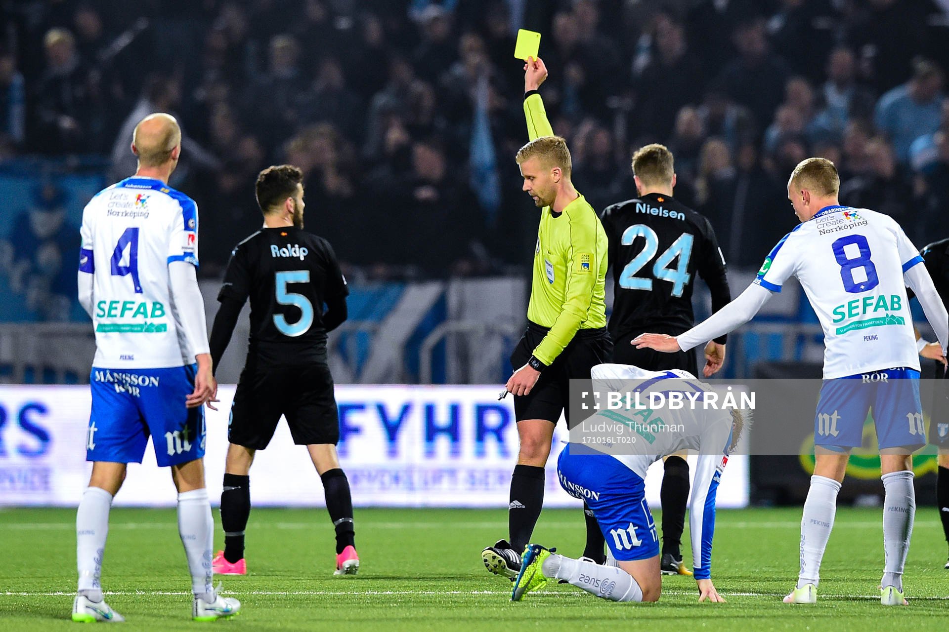 Malmö FFs Lasse Nielsen får gult kort