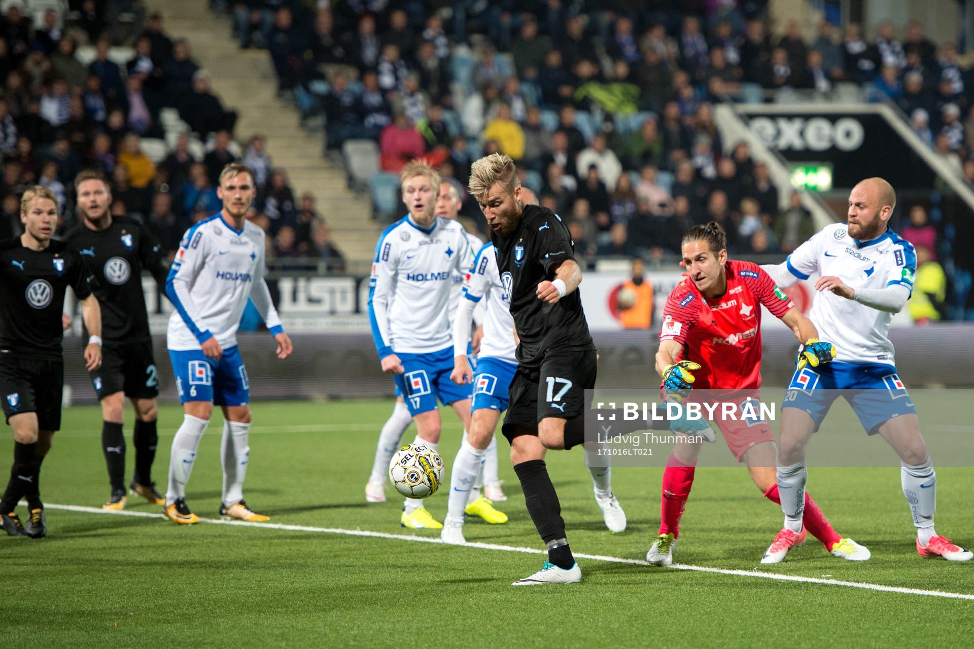 Malmö FFs Rasmus Bengtsson kommer fri mot mål men missar
